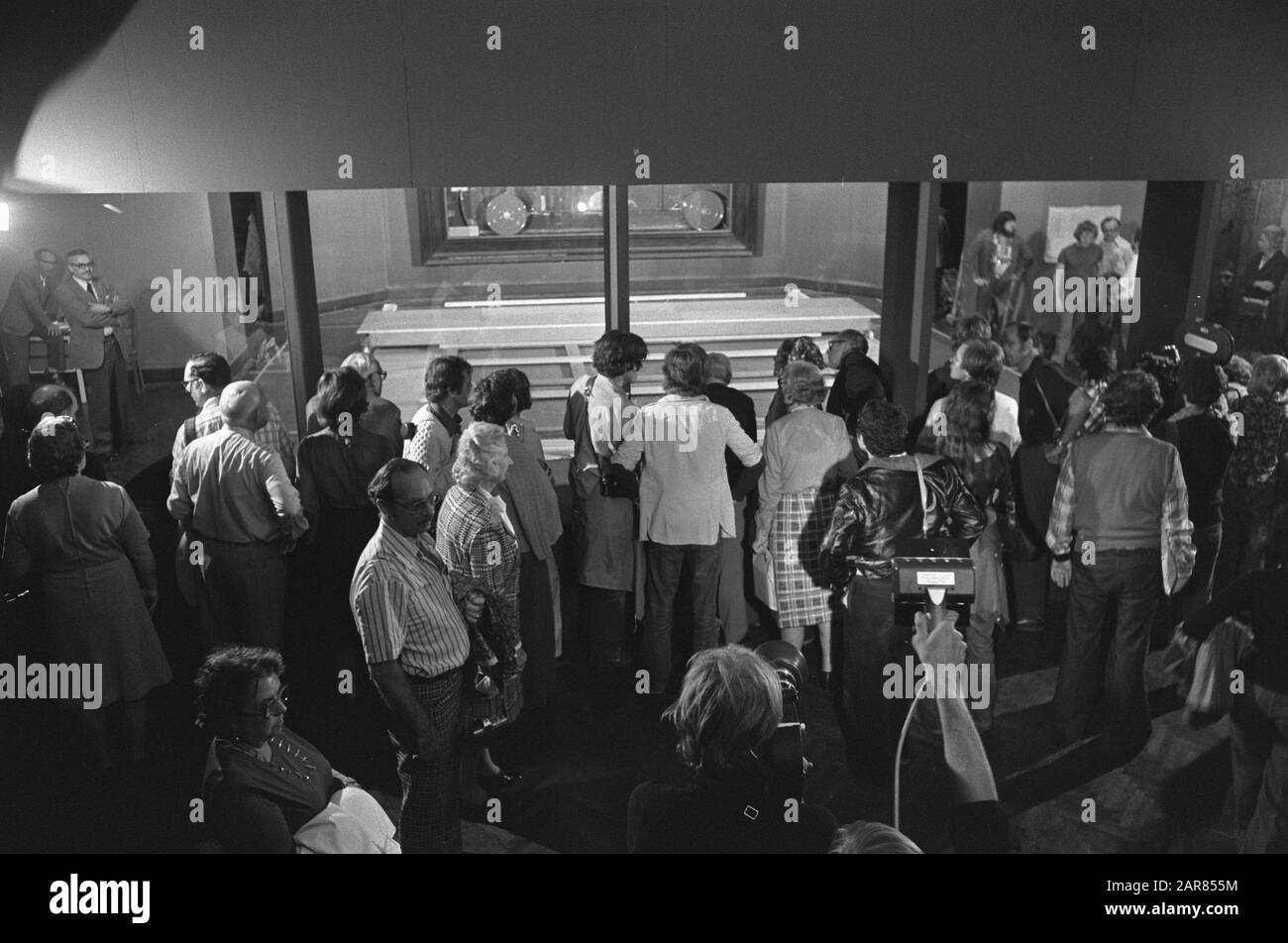 Public at restore Night Watch in Rijksmuseum; public regarde la restauration Date: 29 septembre 1975 mots clés: Restaurations Nom de l'établissement: Rijksmuseum Banque D'Images