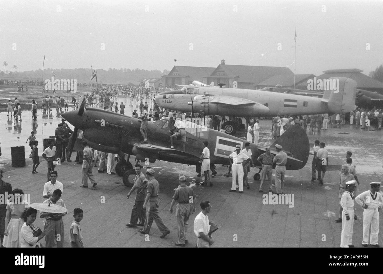 Jour de l'aviation Aviation militaire à l'aéroport de Kemajoran public entre l'avion Annotation: Au premier plan A P 51 Mustang, derrière lui un en 1944 pour transporter des avions converti Mitchell B-25 bombardier avec marque d'enregistrement N 5-158 Date: 9 mars 1947 lieu: Batavia, Indonésie, Jakarta, Kemajoran, Dutch East Indies Banque D'Images