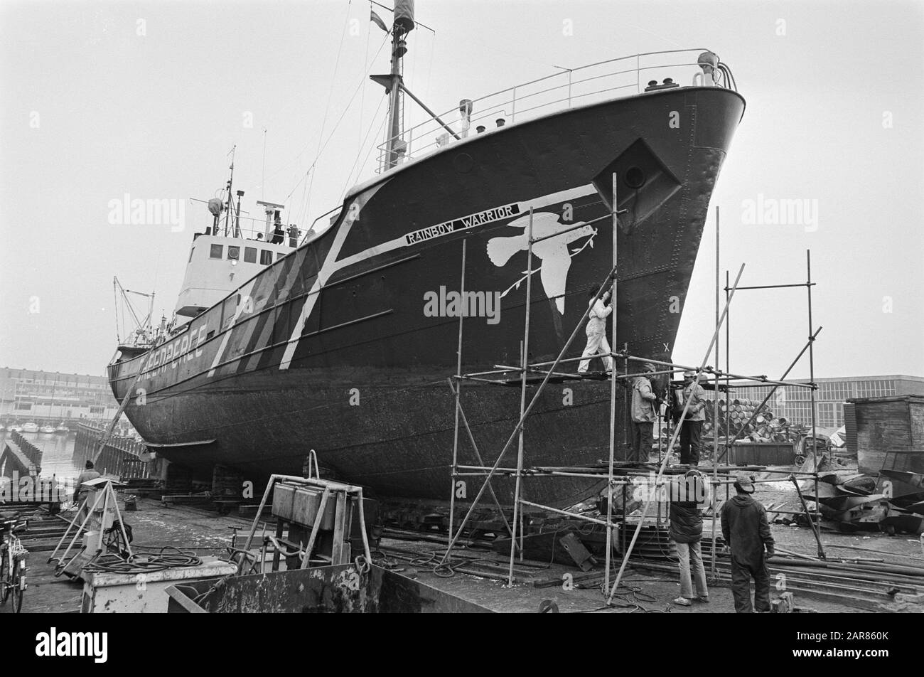 Le Rainbow Warrior, navire de Greenpeace, est préparé au chantier naval de Scheveningen pour un voyage à IJsvelden près de New Foundland Date 25 février 1981; Banque D'Images