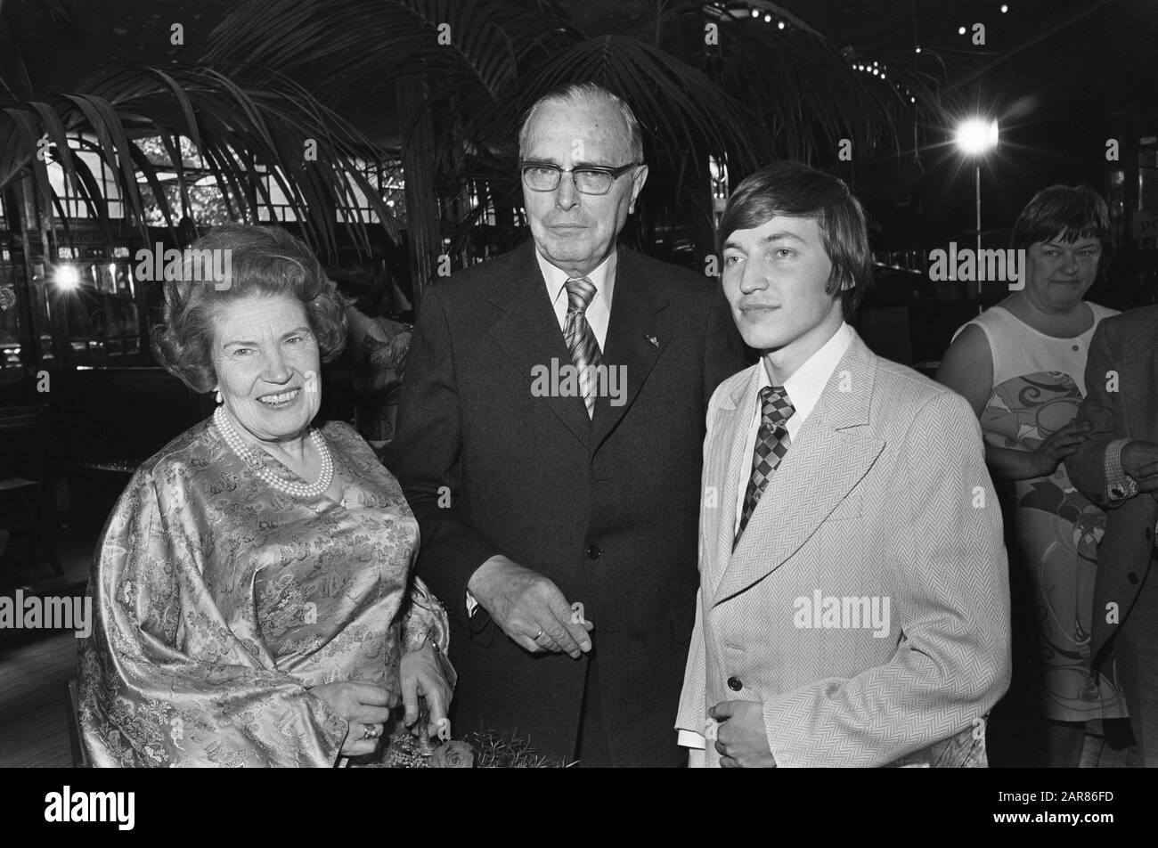 Professeur de réception Euwe après soixante-quinze ans en tente sur la place du musée, Mme et M. Euwe avec Karpov Date: 21 mai 1976 mots clés: Réceptions Nom personnel: Karpov, Anatoli Banque D'Images