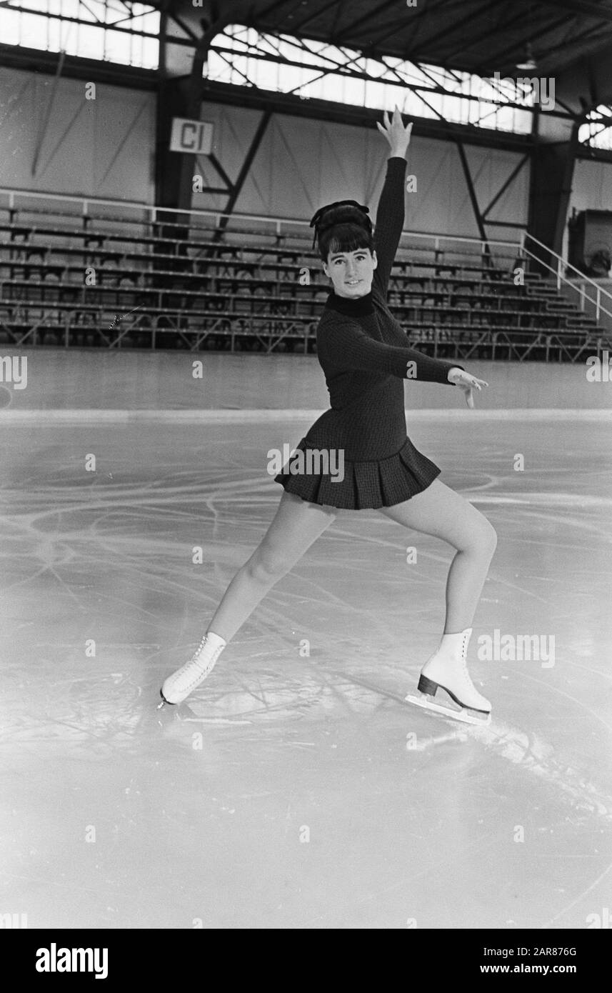 International Ice-Star-parade à La Haye Regine Heitzer pendant l'entraînement Date: 29 octobre 1965 lieu: La Haye, Zuid-Holland mots clés: Danse sur glace, lutte artistique, patinage Nom personnel: Heitzer, Regine Banque D'Images
