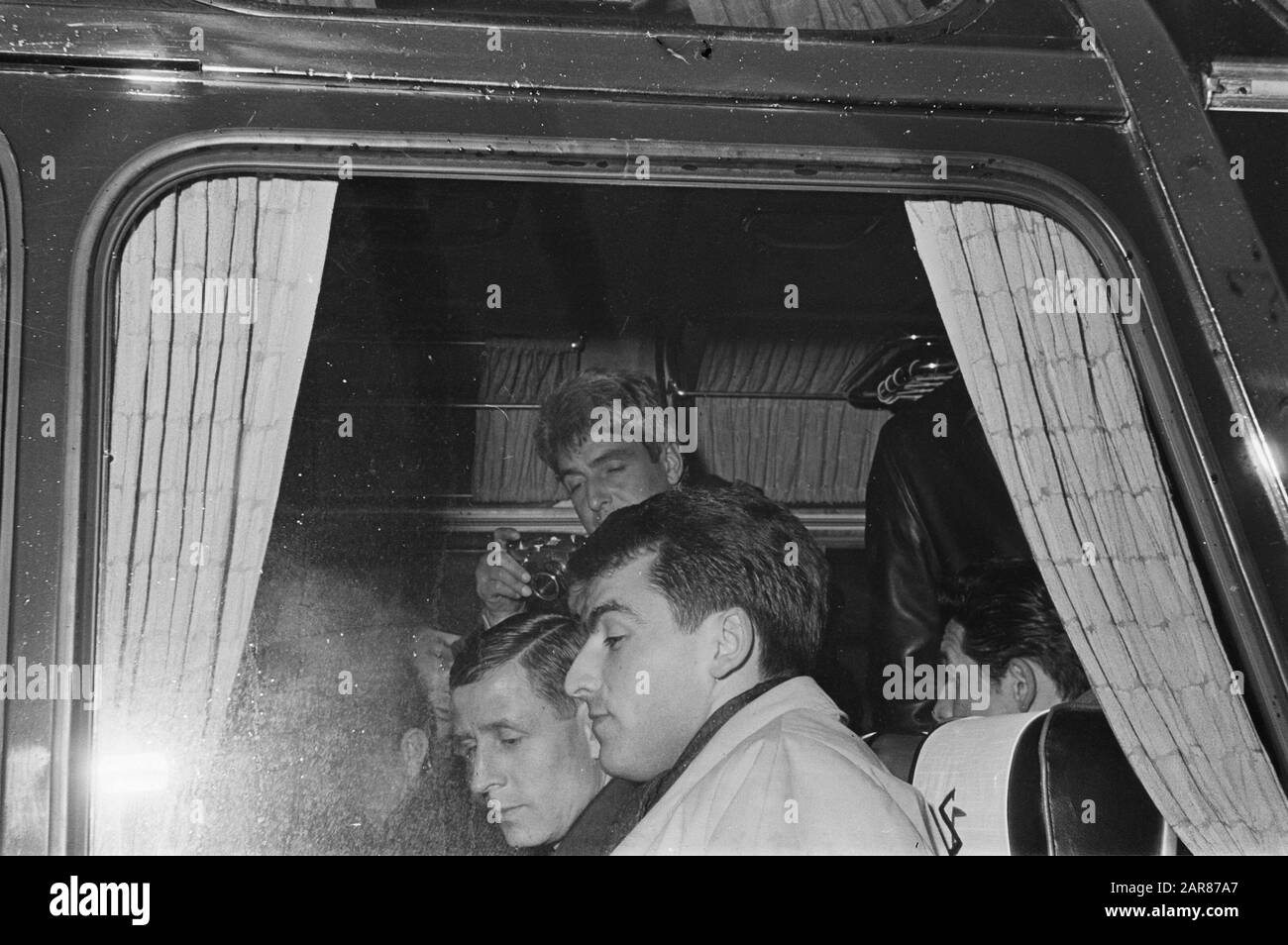 Reims à Rotterdam, gauche Kopa droite gardien de but Barreau dans le bus sur le chemin de l'hôtel Date: 12 mars 1963 lieu: Reims, Rotterdam mots clés: Gardien de but Nom personnel: Kopa Banque D'Images