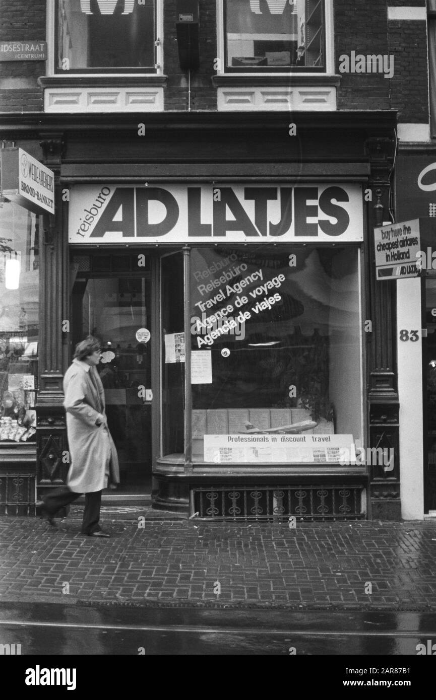 Agence de voyage Ad Latjes dans la Leidsestraat d'Amsterdam semble être en difficulté financière Date: 19 octobre 1981 lieu: Amsterdam, Noord-Holland mots clés: Agences de voyage Banque D'Images