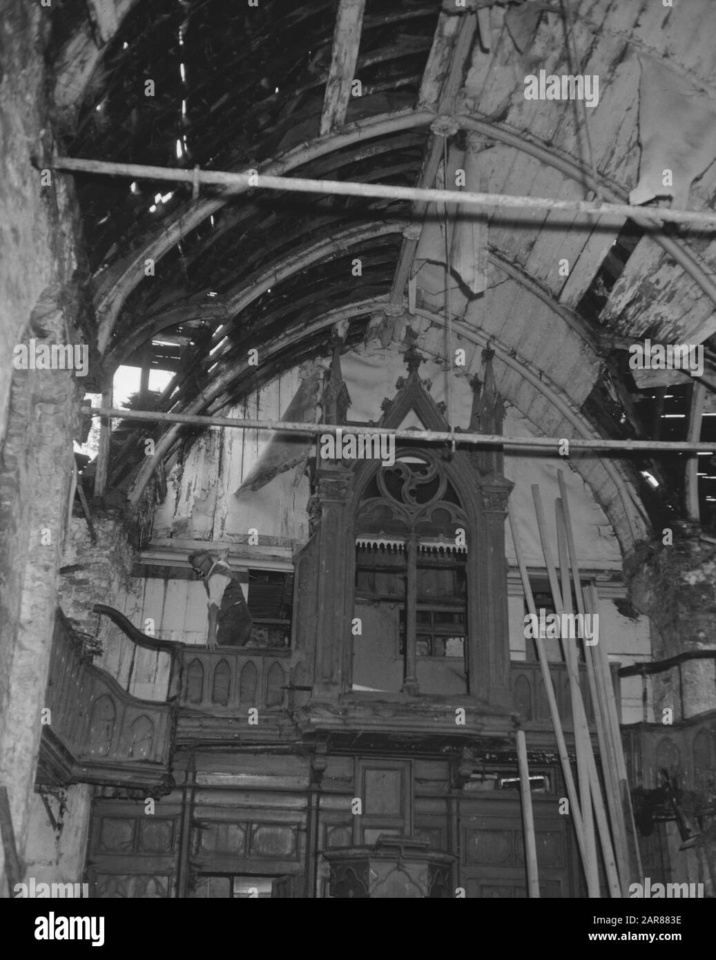 Restauration de l'église de la Chapelle bleue. Intérieur décocté avec vue sur le sous-sol dont une partie des plateaux a été enlevée, la fosse et les orgekas vides Date: 1 octobre 1958 lieu: Blauwkapel, Pays-Bas, Utrecht (province) mots clés: Voûtes, intérieur, bâtiments d'église, organes, restaurations Banque D'Images