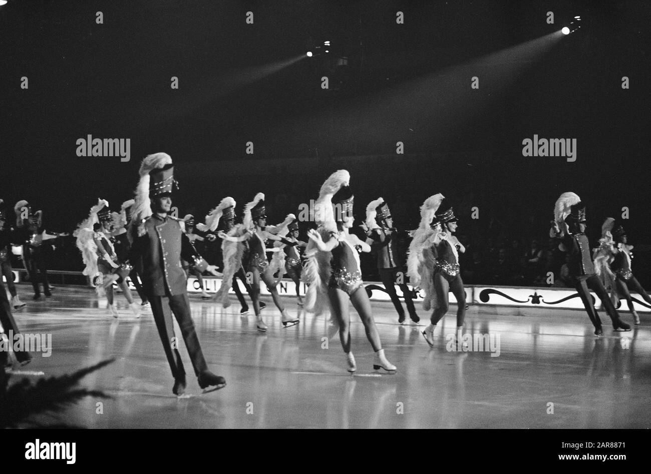 Vacances sur glace dans les nouvelles revues RAI à Amsterdam, danse sur glace, patinage artistique Date: 27 octobre 1966 lieu: Amsterdam, Noord-Holland mots clés: Danse sur glace, patinage artistique, revues Nom de l'institution: RAI Banque D'Images