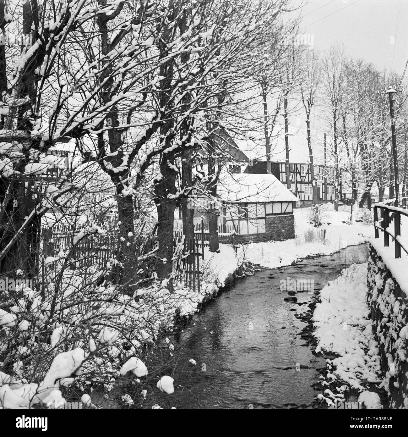 Rivière Rothaargebergte l'Odeborn avec maisons à colombages à Girkhausen en hiver Date: Non dédaignée lieu: Allemagne, Girkhausen, Rhénanie-du-Nord-Westphalie, Allemagne de l'Ouest mots clés: Ruisseaux, statues de village, neige, hiver Banque D'Images
