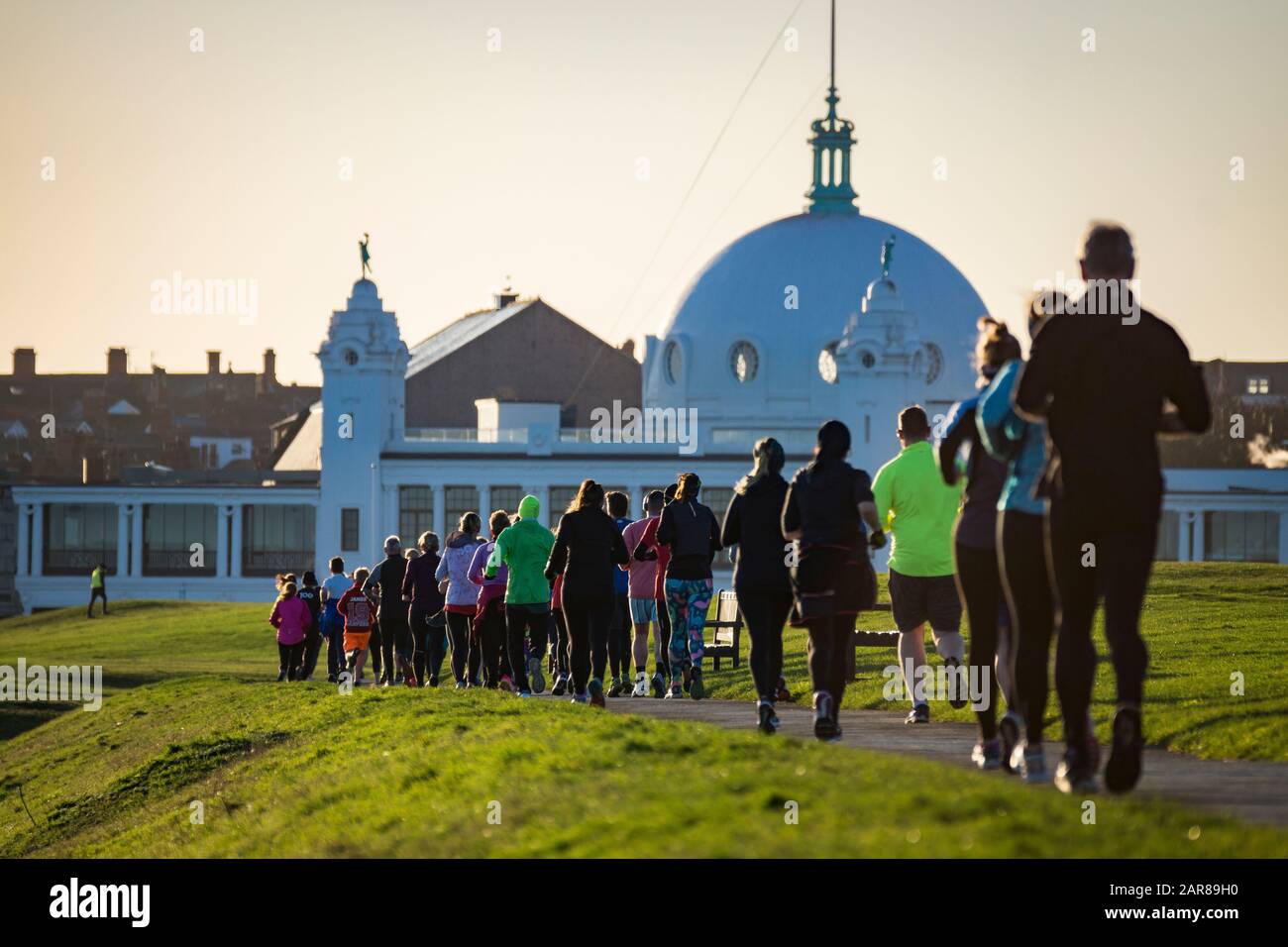 Les coureurs de course Parkrun sur le front de mer à Whitley Bay, Newcastle upon Tyne Banque D'Images