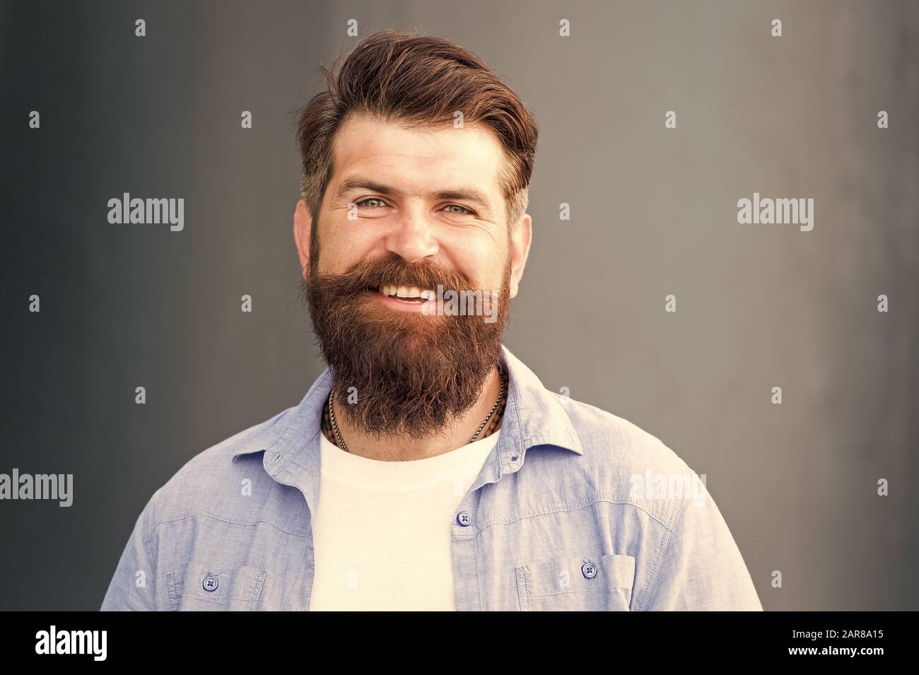 Barbier à son meilleur. Coiffure homme soins. groupes caucasian hipster avec moustache. smiling barbu. Hipster mature avec barbe. Homme barbu. Confiant et beau homme brutal. Soins des cheveux et de la barbe. Banque D'Images