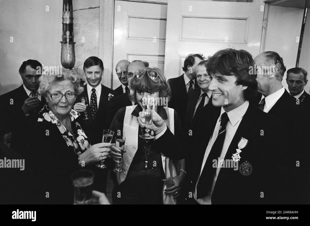 Queen Juliana reçoit l'équipe néerlandaise de football de Soestdijk Palace Ruud Krol avec femme toast avec la reine Juliana et premier ministre Van Agt Date: 27 juin 1978 lieu: Soestdijk, Utrecht (province) mots clés: Équipes, reines, recettes, sports, footballeurs Nom personnel: AGT, Dries van, Juliana (Reine Pays-Bas), Keud, Ruud, Krol-van Yvonne Banque D'Images