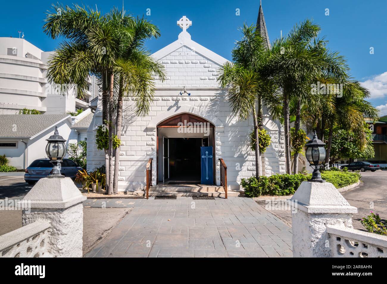 Entrée d'une église blanche à George Town, Grand Cayman. Banque D'Images