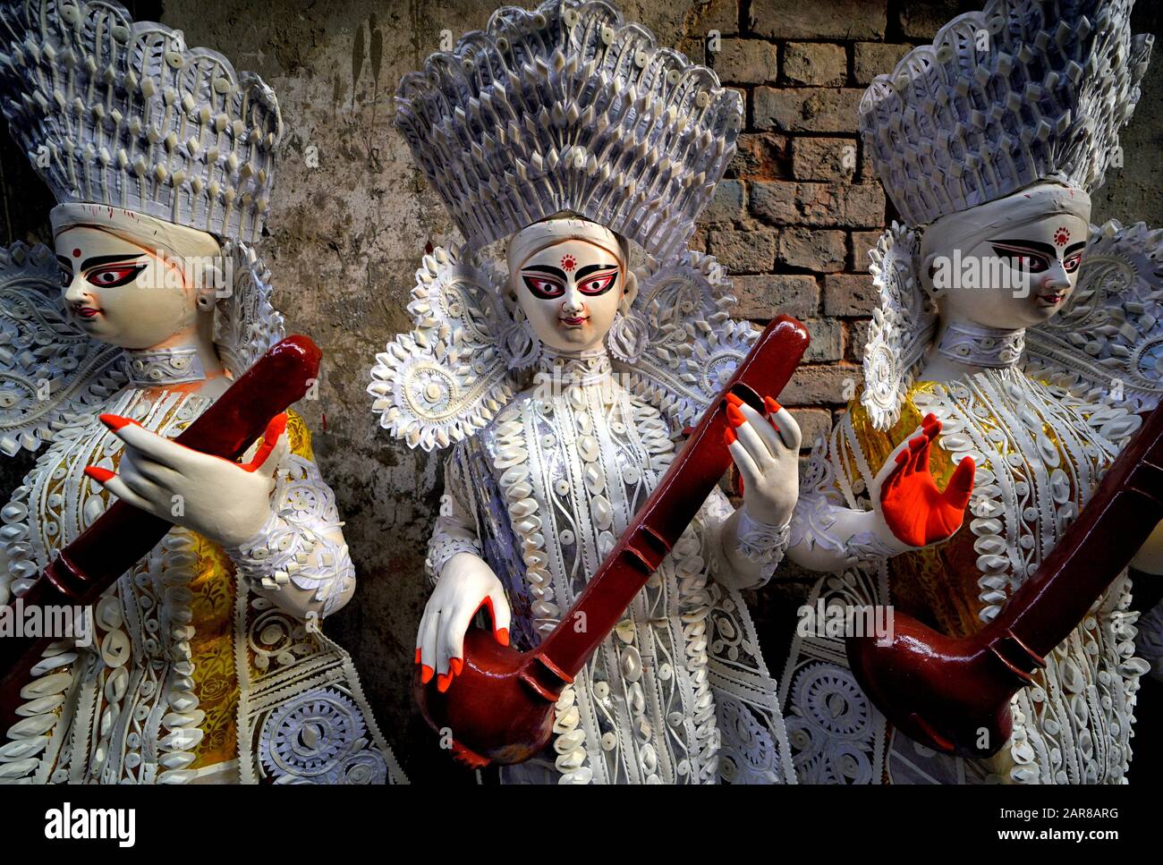 Idoles de Devi Saraswati pendant les préparatifs du festival.Basant Pancami ou Vassant Pancami est un festival hindou qui célèbre l'arrivée du printemps en Inde. Banque D'Images
