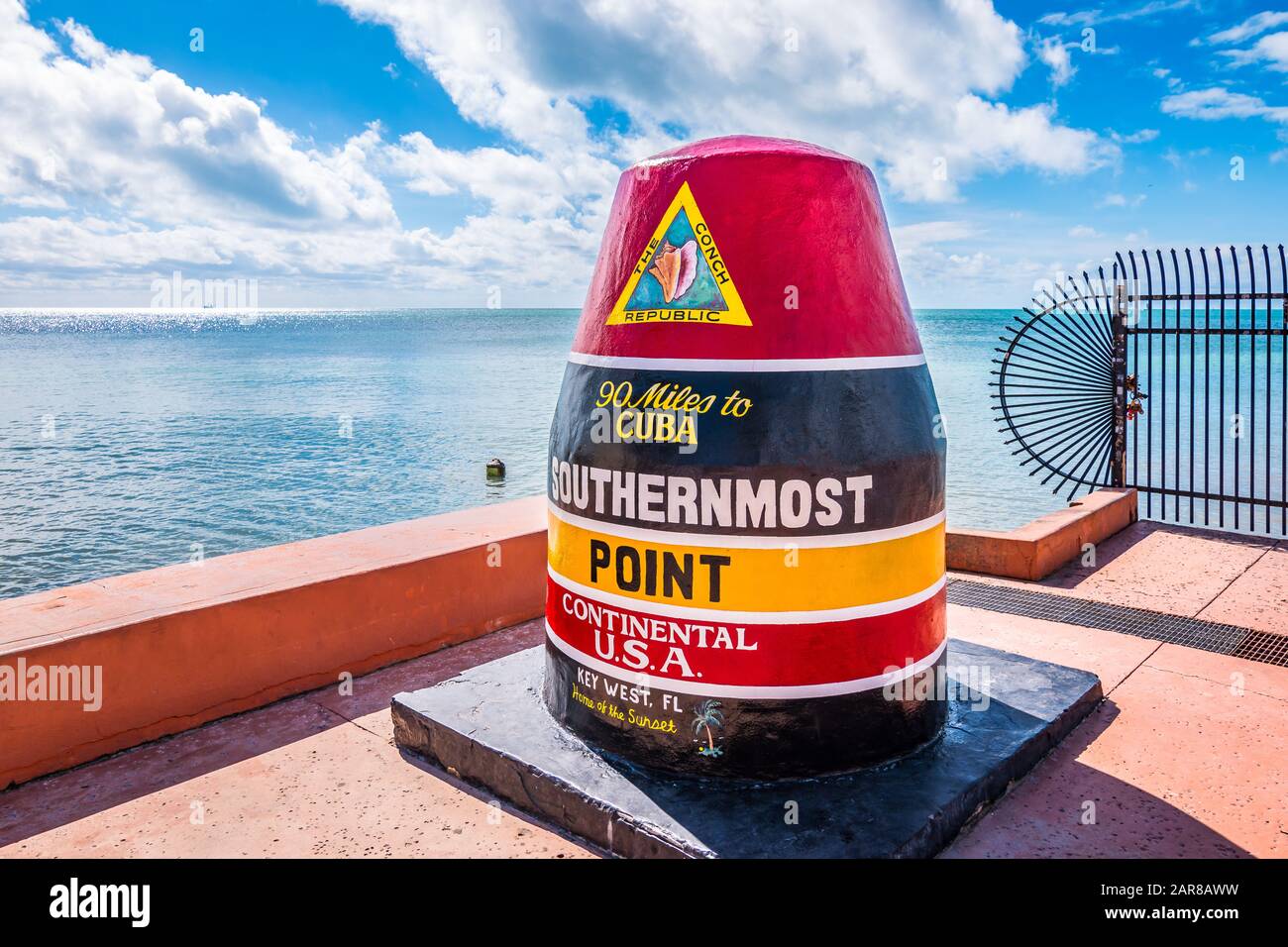 Key West, Floride. Bouée colorée et célèbre monument du point le plus au sud des États-Unis. Banque D'Images
