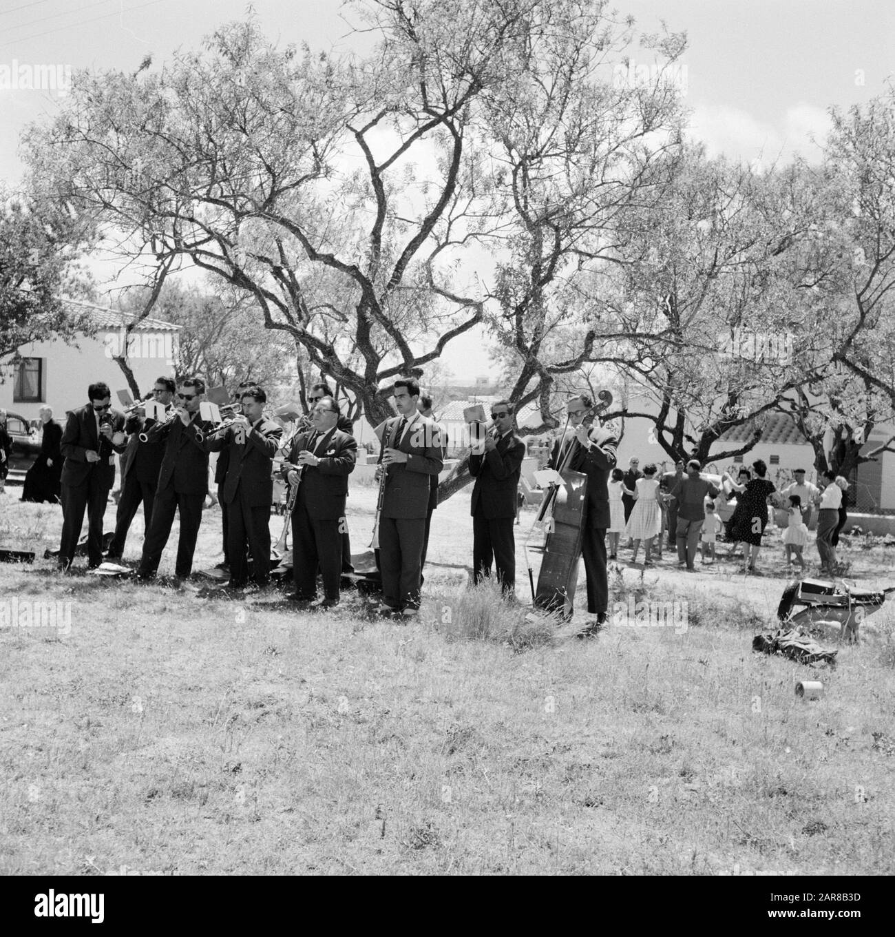 Vie de village et paysages sur la côte catalane Sardana jouer à l'orchestre et danser les gens sur un pré Annotation: Sardana: Danse du Cercle Catalan Date: Non dédrée lieu: Catalogne, Espagne mots clés: Orchestres, danses folkloriques Banque D'Images
