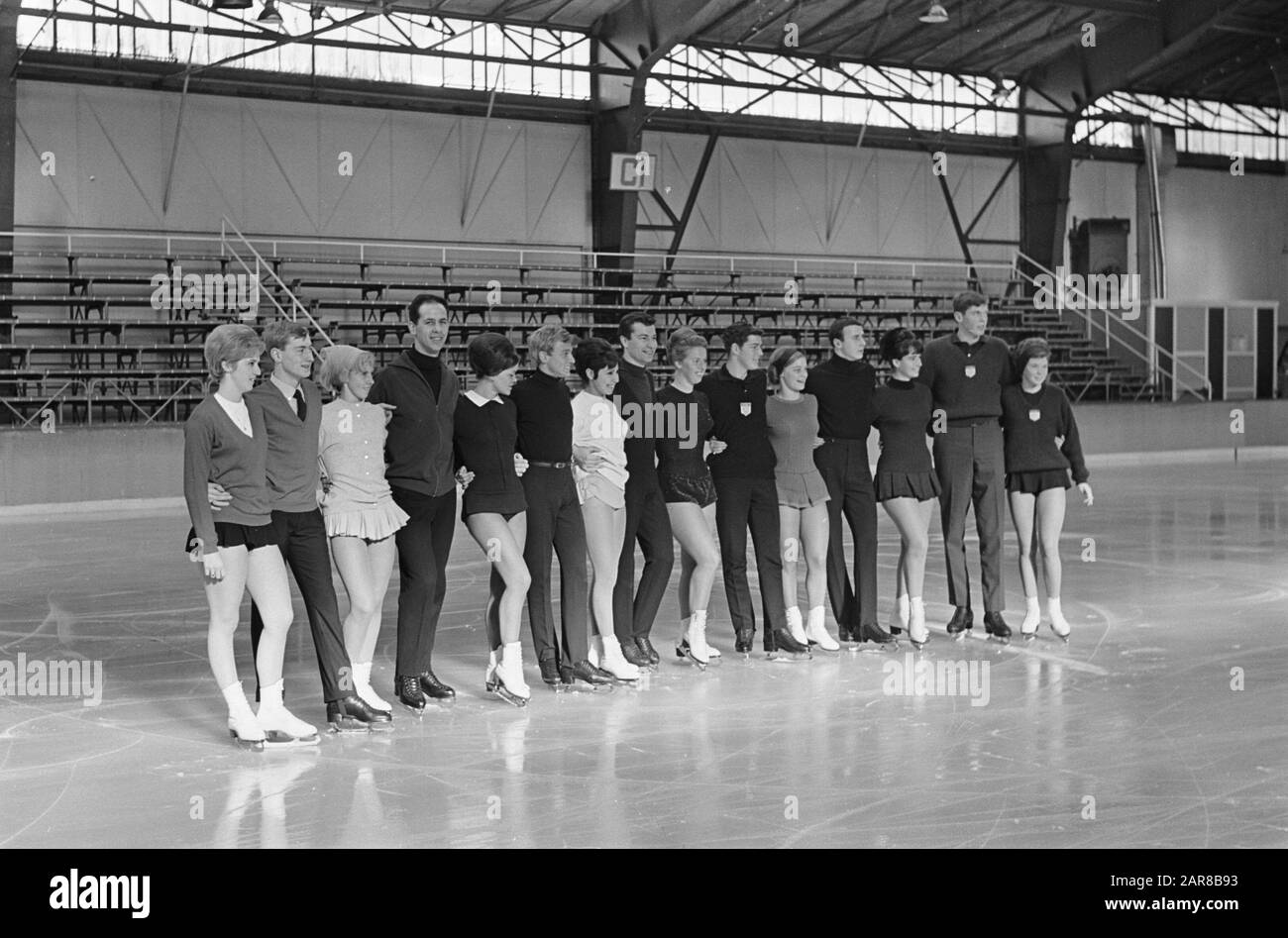Parade internationale des étoiles de patinage de la Haye côte à côte sur la glace Annotation: Septième de gauche Petra Burka. Aussi à l'affiche sont: Regine Heitzer (3ème de droite), Oleg Prototopov, Lyudmilla Belousova Date: 29 octobre 1965 lieu: Den Haag, Zuid-Holland mots clés: Danse sur glace, lutte artistique, patinage Nom personnel: Belousova, Ludmilla, Burka, Petra, Heitzer, Regine, Protopov, Oleg Banque D'Images