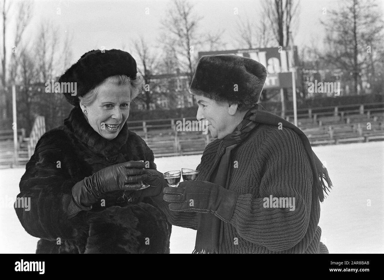 Compétitions de patinage Pays-Bas Comedy sur la piste Jaap Eden. Pour Kitty Janssen il s'agissait d'un procès et d'une erreur 3 Date: 8 janvier 1968 lieu: Pays-Bas mots clés: Compétitions, patinage, sport Nom De La Personne: Eden, Jaap, Kitty Janssen Banque D'Images