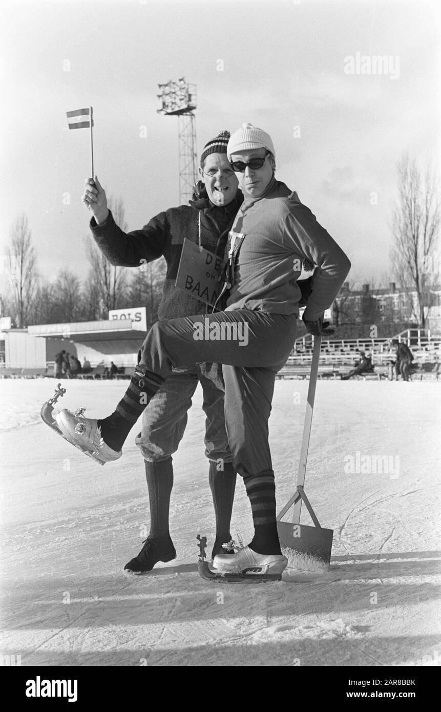 Compétitions de patinage Pays-Bas Comedy sur la piste Jaap Eden. Pour Kitty Janssen il s'agissait d'un procès et d'une erreur 3 Date: 8 janvier 1968 lieu: Pays-Bas mots clés: Compétitions, patinage, sport Nom De La Personne: Eden, Jaap, Kitty Janssen Banque D'Images