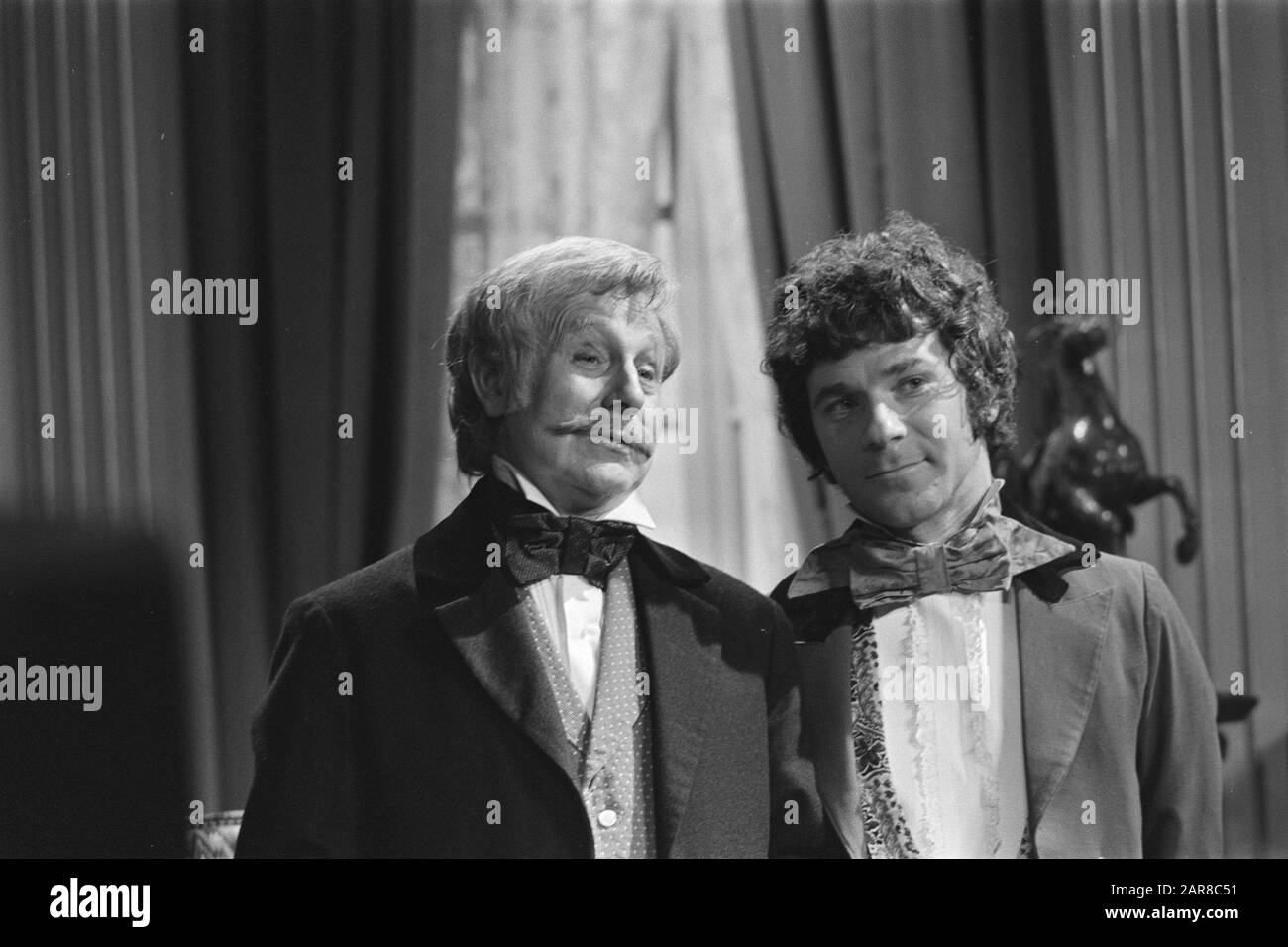 Enregistrements série télévisée The Count of Monte Christo Scene with Ben Aerden (l) and Jack Horn Annotation: Musical en 7 volumes, enregistré en 1970-1971 mais diffusé uniquement du 7 février au 23 mars 1972 par la télévision KR. Bande Négative EDGE: 21: Wim de Meyer; 22: Ben Aerden (à gauche) et Jack Horn Date: 19 novembre 1970 mots clés: Acteurs, drames de télévision Nom personnel: Aerden, Ben, Horn, Jack Banque D'Images