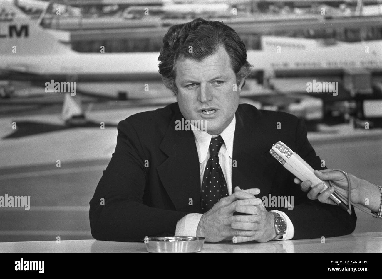 Le sénateur Edward Kennedy avec sa famille à Schiphol avec sa femme et son fils Ted; Edward Kennedy lors de la conférence de presse kop Date : 25 avril 1974 lieu : Noord-Holland, Schiphol mots clés : conférences de presse, sénateurs Nom personnel : Kennedy EDWARD Banque D'Images