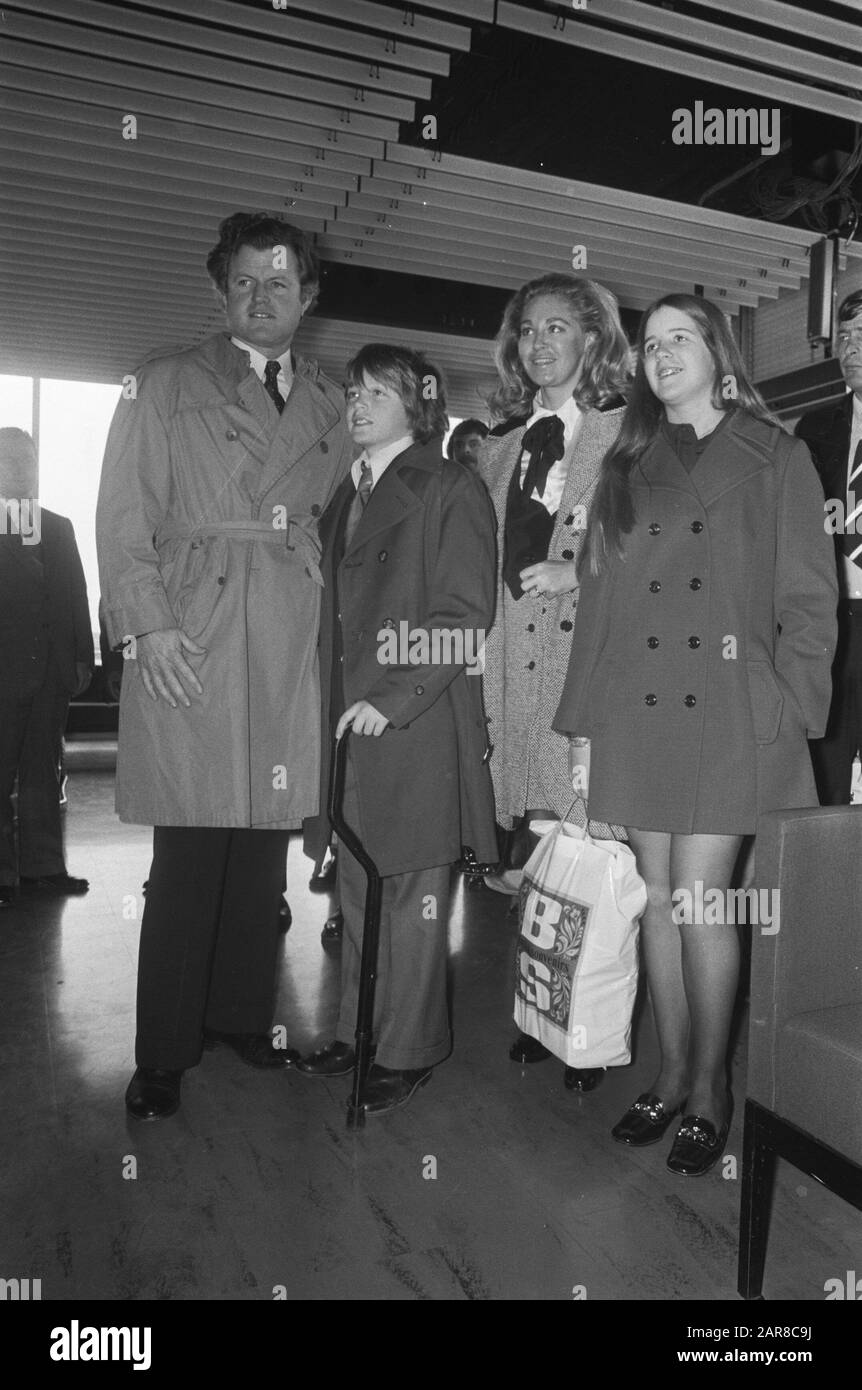 Le sénateur Edward Kennedy avec sa famille à Schiphol avec sa femme et son fils Ted; Edward Kennedy avec sa femme, son Ted et sa fille Date : le 25 avril 1974 lieu : Noord-Holland, Schiphol mots clés : sénateurs Nom personnel : Kennedy EDWARD Banque D'Images