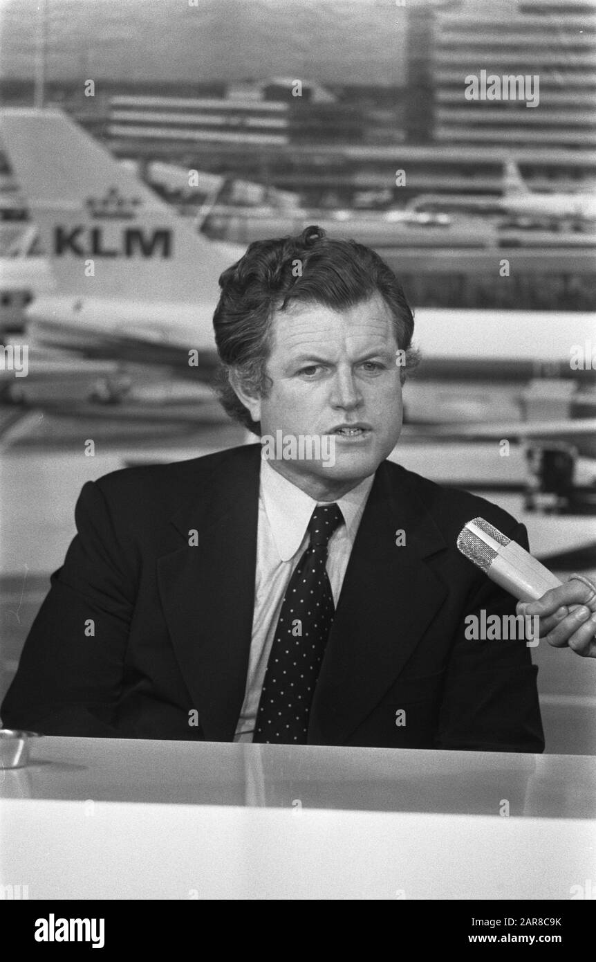 Le sénateur Edward Kennedy avec sa famille à Schiphol avec sa femme et son fils Ted; Edward Kennedy lors de la conférence de presse kop Date : 25 avril 1974 lieu : Noord-Holland, Schiphol mots clés : conférences de presse, sénateurs Nom personnel : Kennedy EDWARD Banque D'Images
