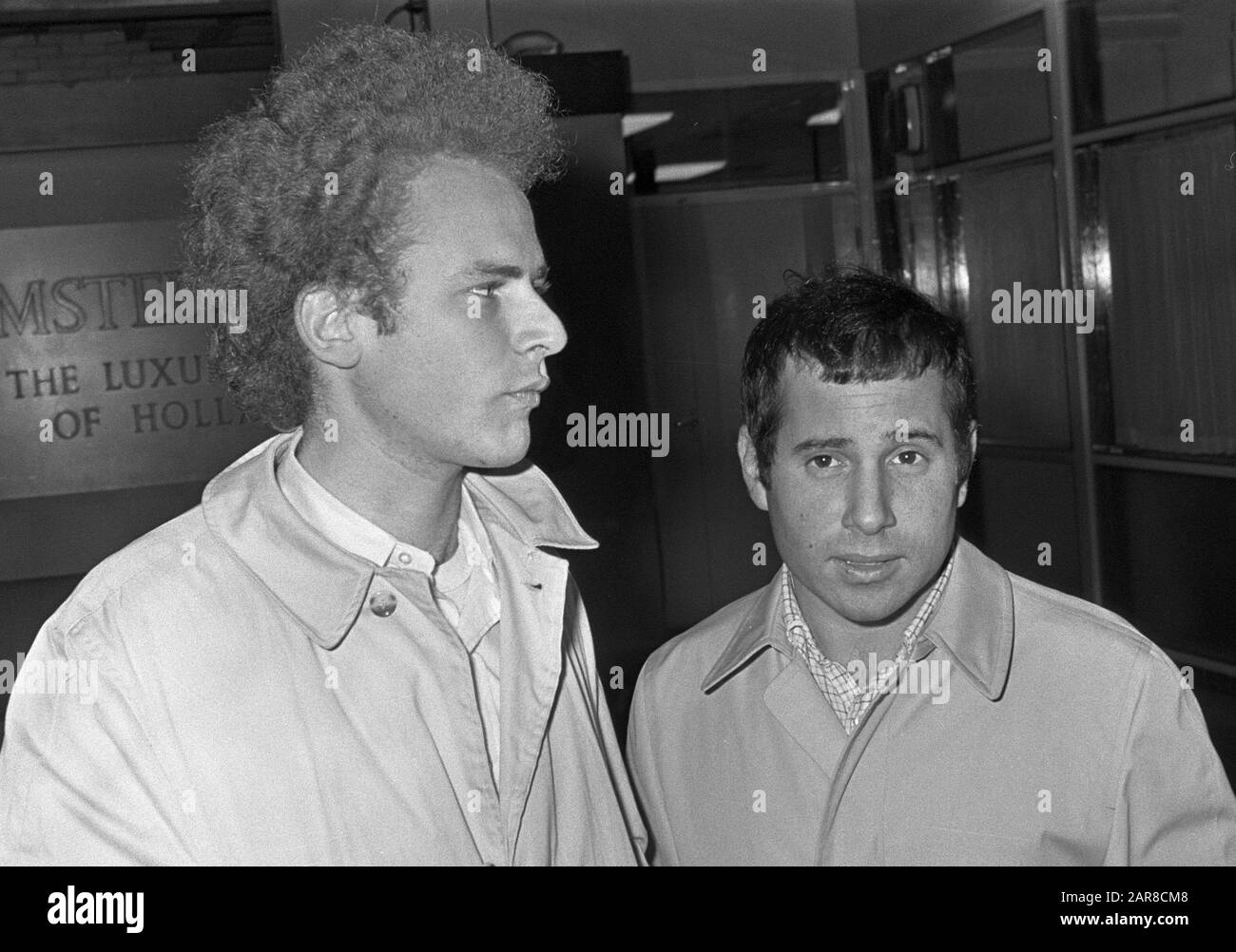Simon & Garfunkel arrivent à l'aéroport de Schiphol, aux Pays-Bas, en 1966. Banque D'Images