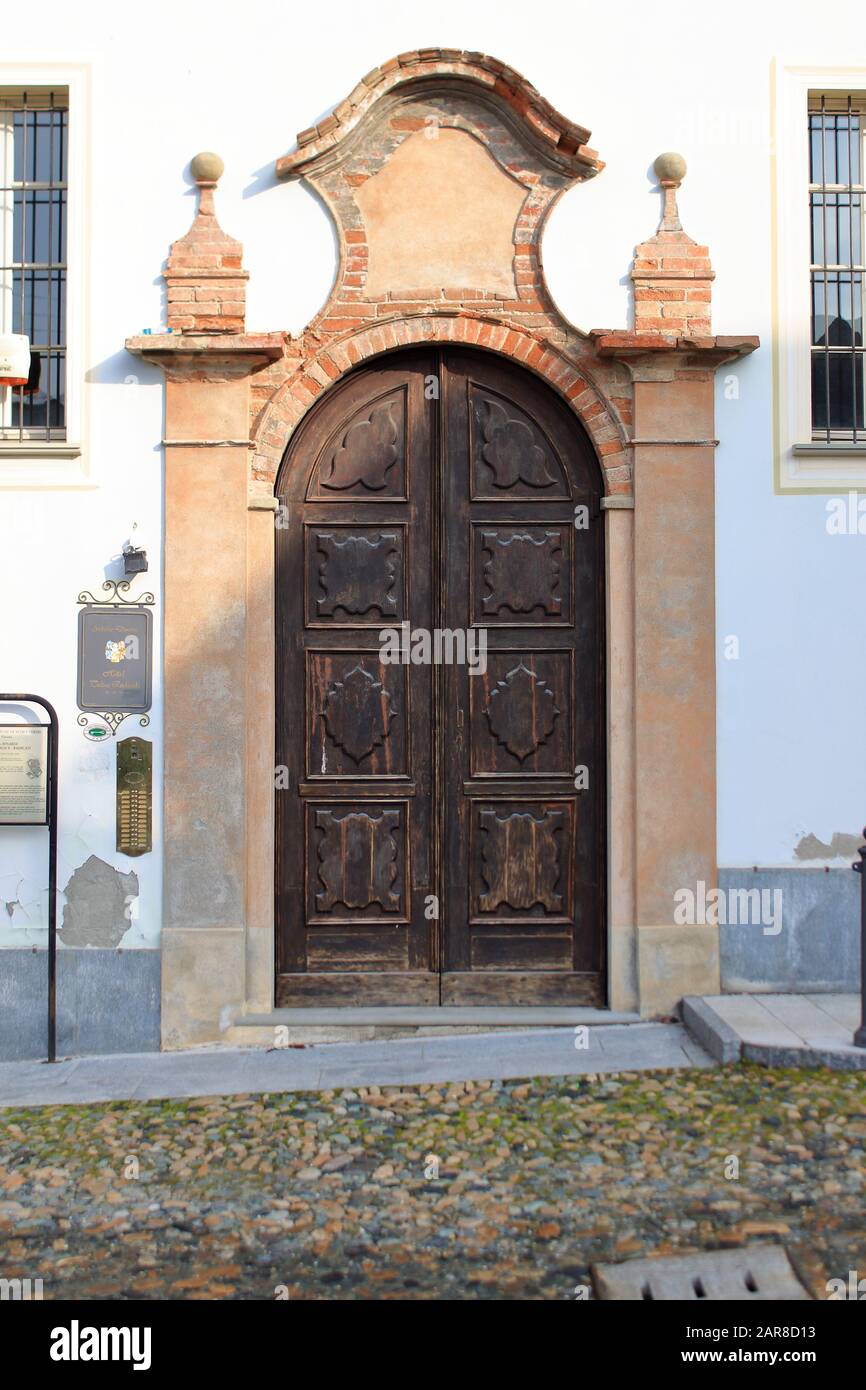 Porte en bois en exposant avec voûte en briques de terre cuite Banque D'Images