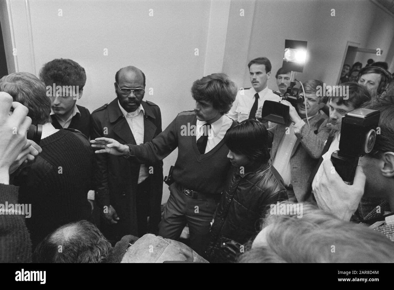 Sjam Chatterpal (14 ans) pour juge à Amsterdam en relation avec séjour illégal; Sjam entouré de presse et de parties intéressées Date: 6 mars 1984 lieu: Amsterdam, Noord-Holland Nom De La Personne: Chatterpal, Sjam Banque D'Images