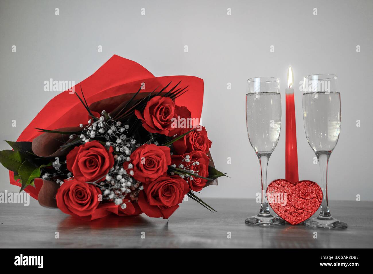 Bouquet de Saint-Valentin rose rouge et gris sur table en bois Photo Stock  - Alamy