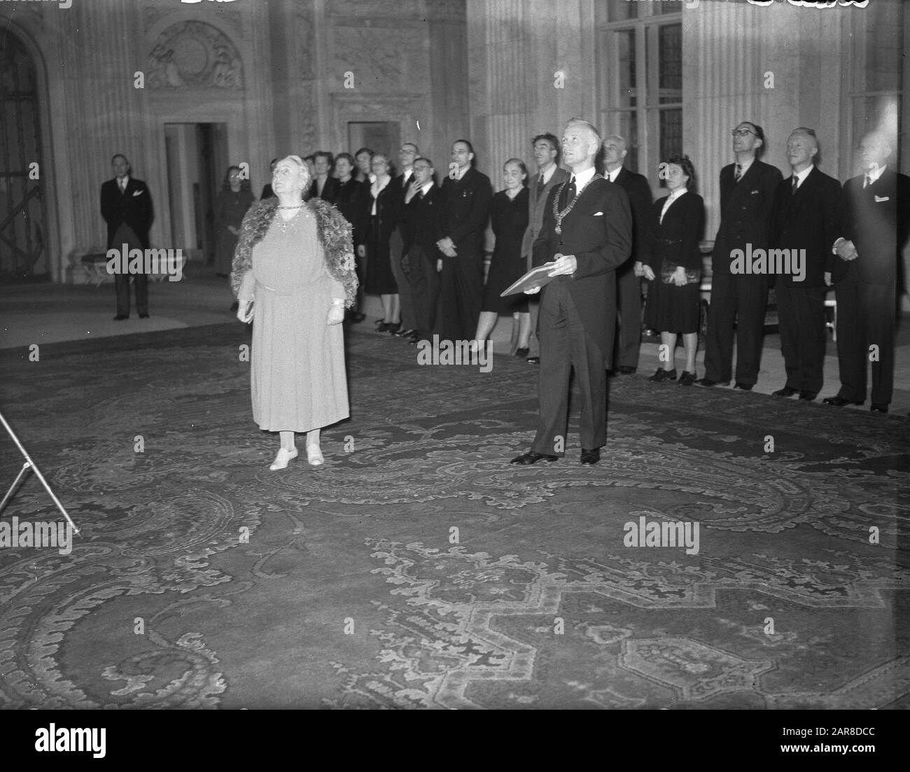Sa Majesté donne le drapeau de la nouvelle ville d'Amsterdam (avec l'ajout du texte « héroïque, déterminée, miséricordiale ») la Reine Wilhelmina et le maire d'Ailly recherche Date : 17 décembre 1947 lieu : Amsterdam mots clés : maires, reines, drapeaux Nom personnel : Ailly, A.J. d'», Wilhelmina (Reine Pays-Bas) Banque D'Images