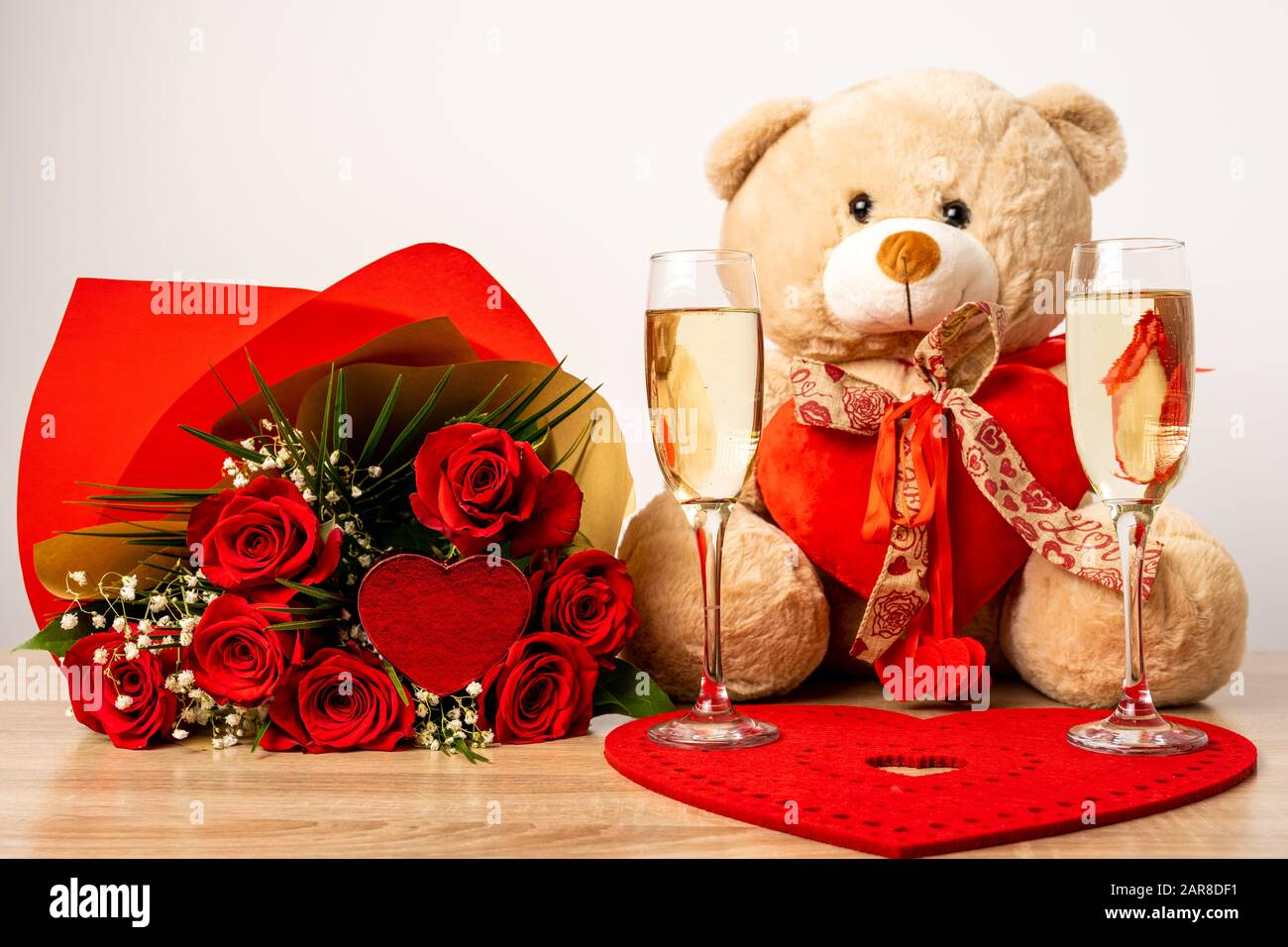 Ours en peluche avec bouquet de roses pour la Saint Valentin Photo Stock -  Alamy