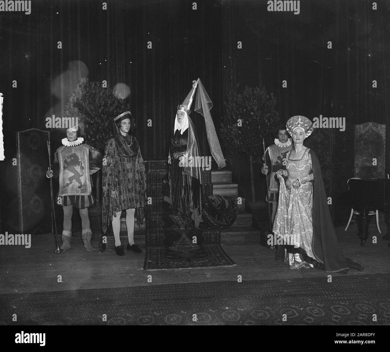 Bijoux et mode au Kurhaus Date: 28 septembre 1948 lieu: La Haye mots clés: Mode, mode montre Nom de l'institution: Kurhaus Banque D'Images