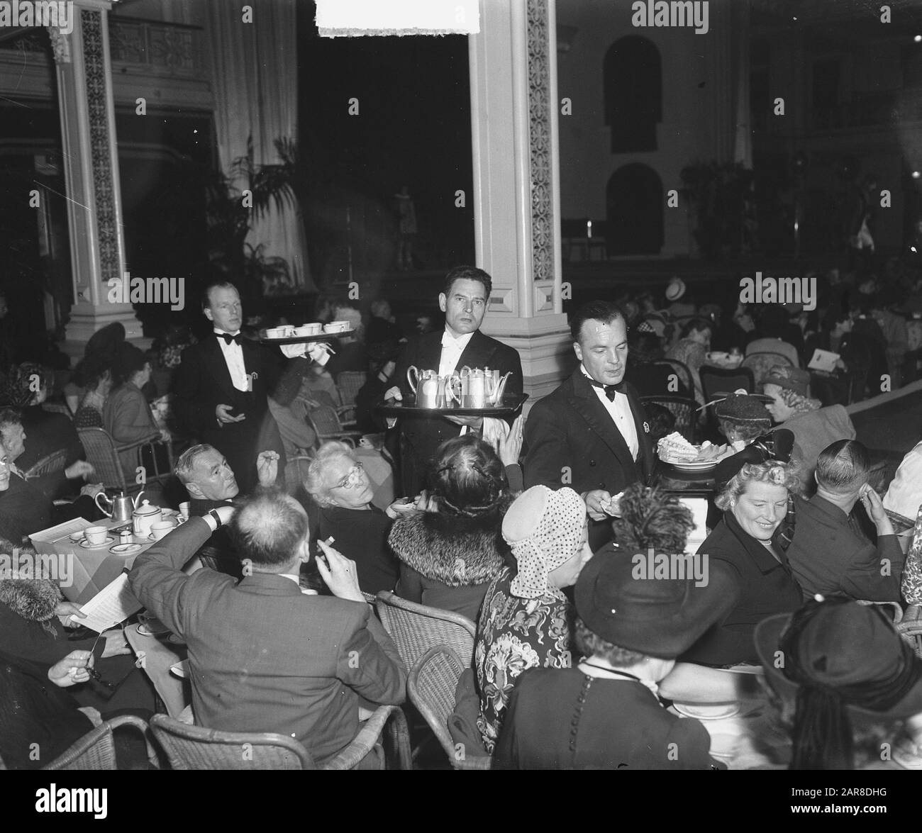 Bijoux et défilé de mode au Kurhaus Date: 28 septembre 1948 mots clés: Mode, défilés de mode Nom de l'établissement: Kurhaus Banque D'Images