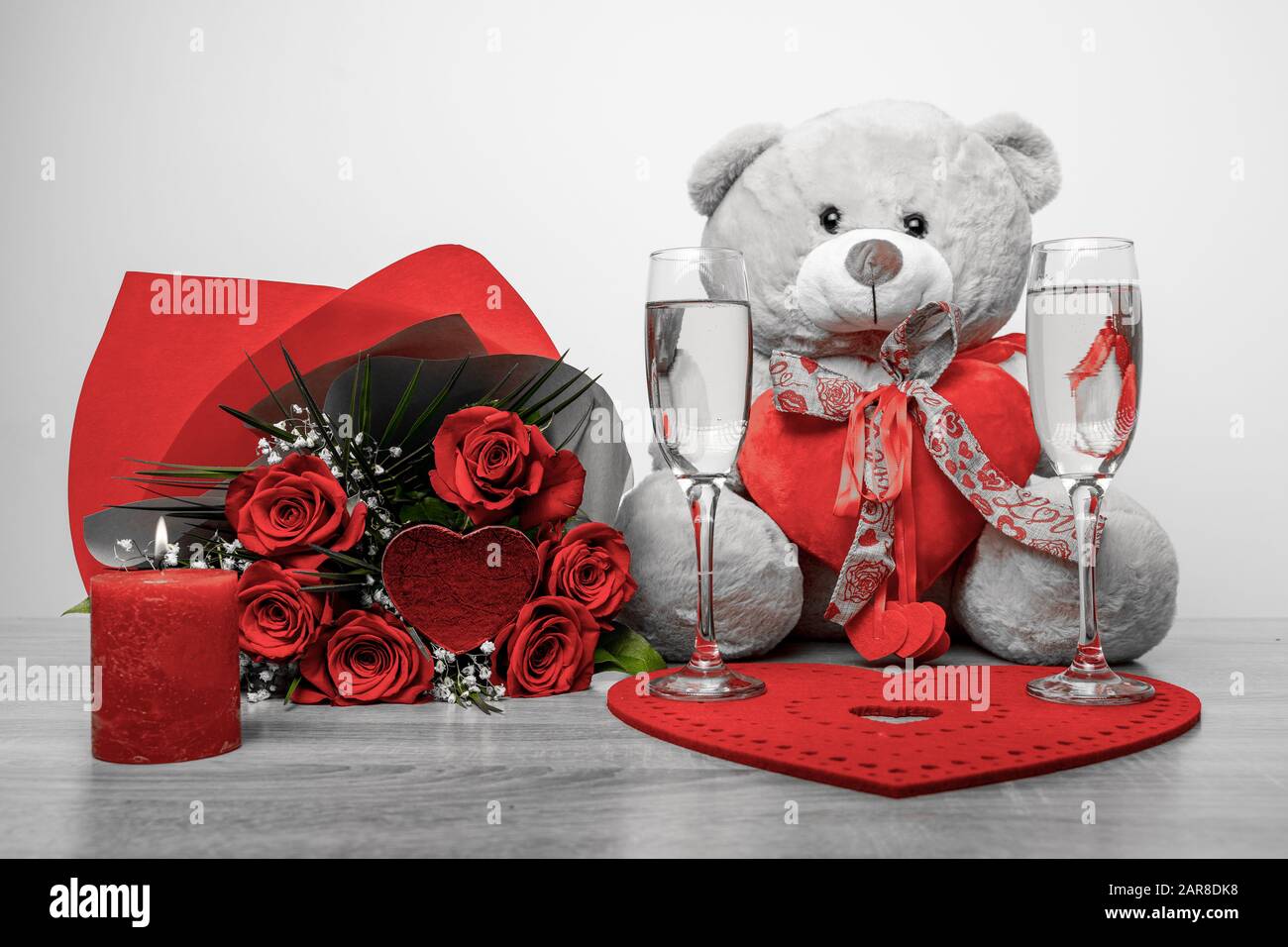 Seriez-vous mon cadeau de Saint Valentin pour ma petite amie. Soirée  romantique avec verres à vin, bougie et bouquet Photo Stock - Alamy