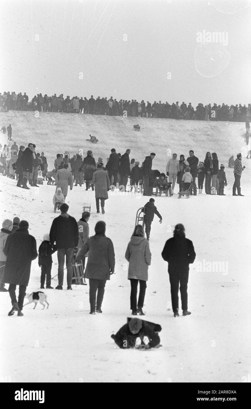 Neige dans la forêt d'Amsterdam randonnée dans la forêt enneigée Date: 29 décembre 1968 mots clés: Neige, promenades Banque D'Images