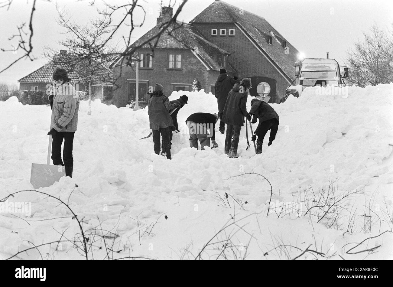 Routes et fermes sans neige de leur hectare d'isolement dans les provinces du Nord Date : le 16 février 1979 lieu : Hooghalen mots clés : producteurs de neige Banque D'Images