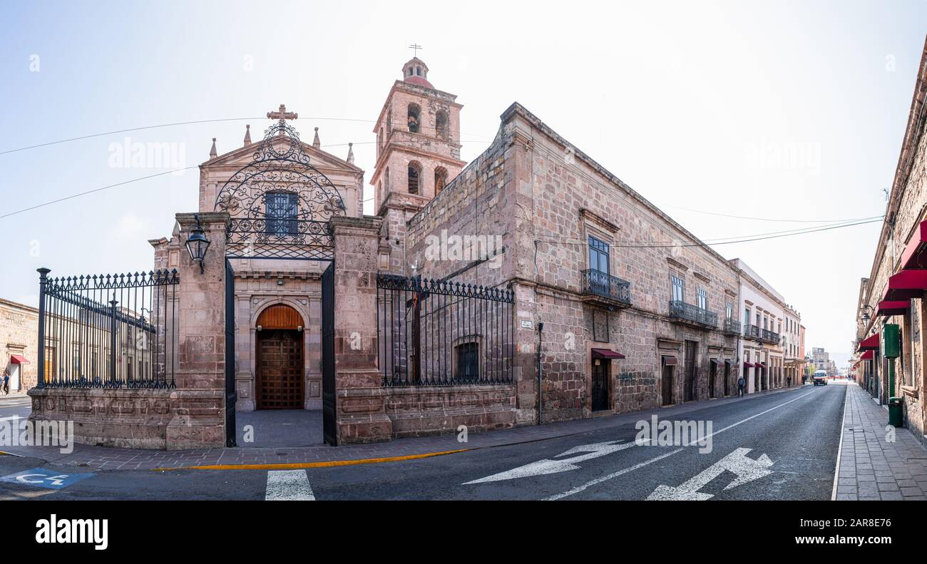Le vieux Templo de la Cruz à la mi-journée, dans la ville mexicaine de Morelia, État Michoacan, Mexique Banque D'Images