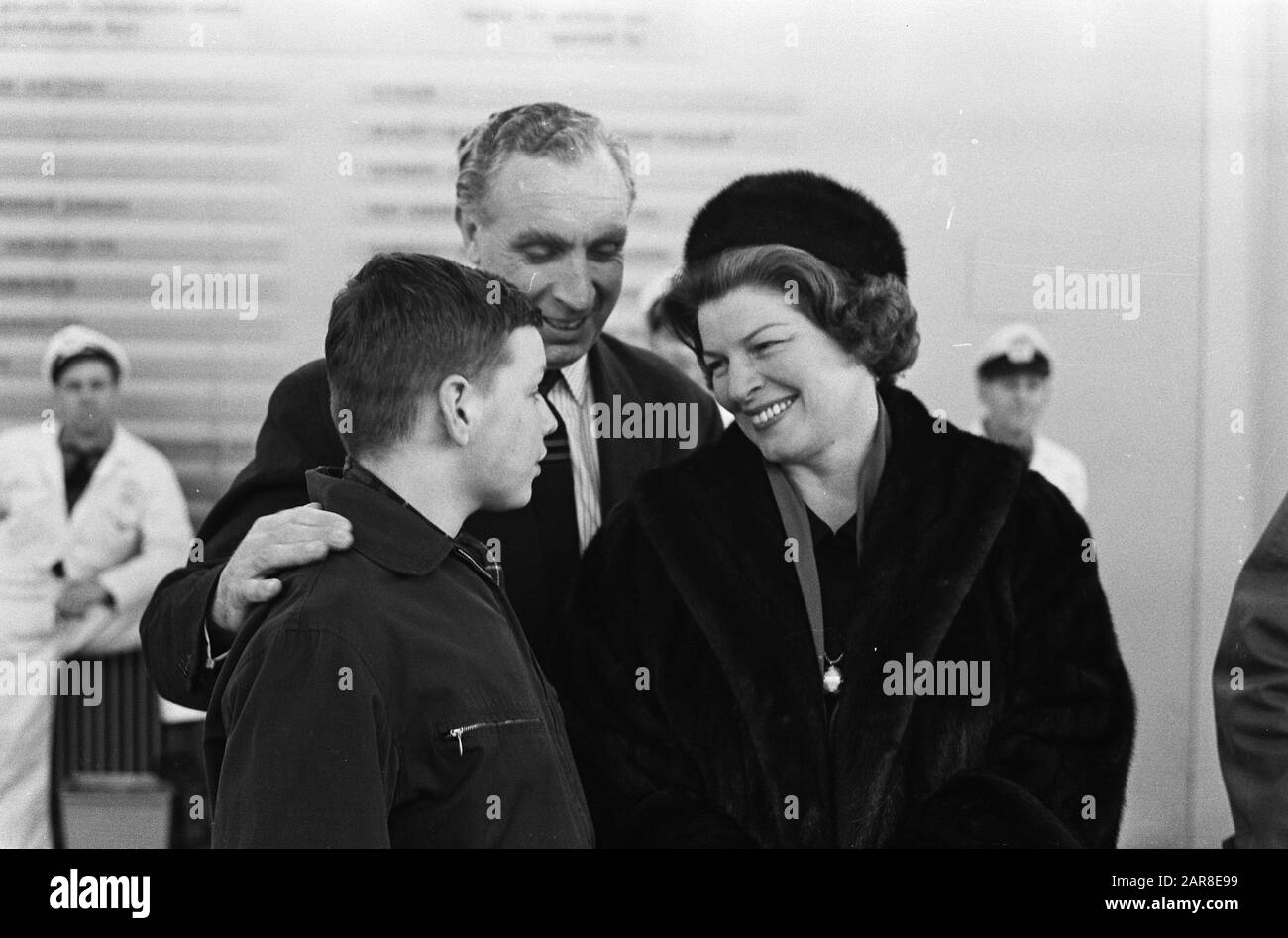 La soprano Gré van Swol-Brouwenstein revient de Vienne, le Dr Van Swol et son fils Jan-Paul van Manggem la ramassent à Schiphol Date : 29 mars 1963 lieu : Noord-Holland, Schiphol mots clés : soprano Nom personnel : Swol, A.C. van, Swol-Brouwenstein, Gré van Banque D'Images