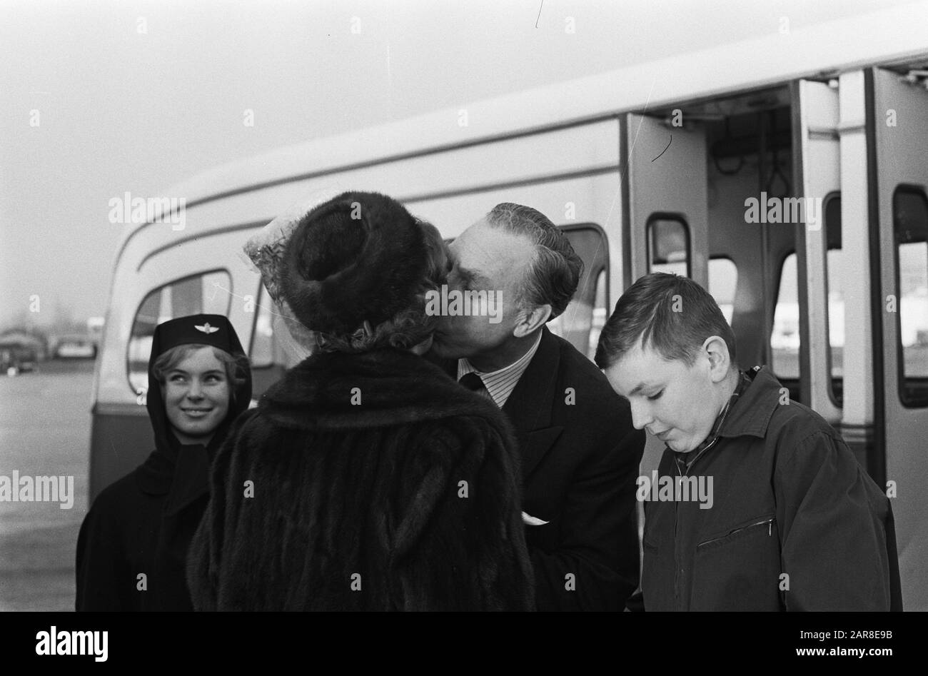 La soprano Gré van Swol-Brouwenstein revient de Vienne, le mari Hans van Swol et son fils Jan-Paul van Manggem la ramassent à Schiphol Date : 29 mars 1963 lieu : Noord-Holland Schiphol, mots clés : sopranos Nom personnel : Swol, Hans van, Swol-Brouwenstein, Gré van Banque D'Images