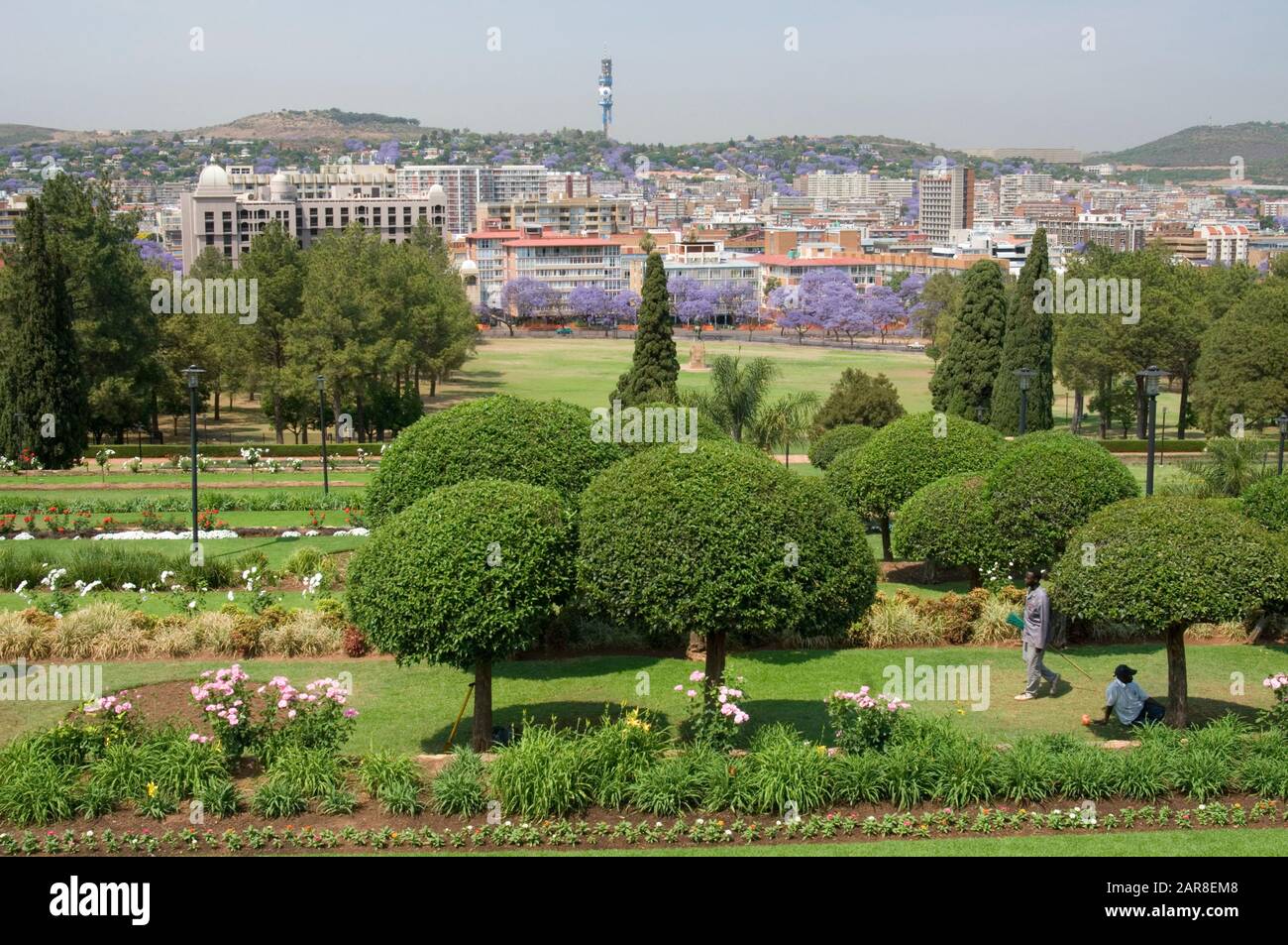 Vue depuis les bâtiments de l'Union, le parlement national, en face d'un parc jusqu'au centre-ville de Pretoria, en Afrique du Sud Banque D'Images