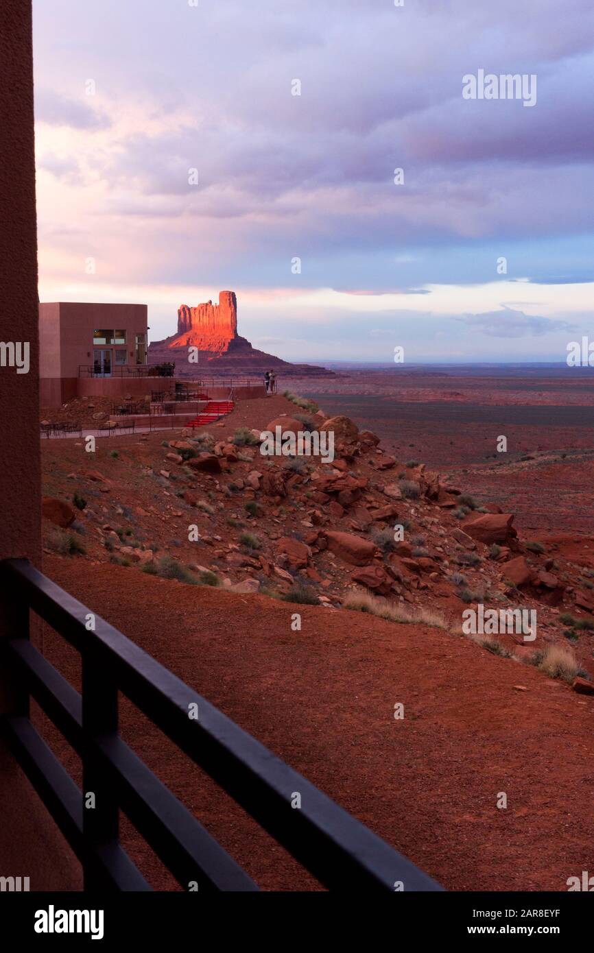 Les touristes se tiennent sur le patio du point de vue du photographe à l'extérieur de l'hôtel VUE surplombant les Mitten Buttes dans Monument Valley Tribal Park, AZ USA Banque D'Images