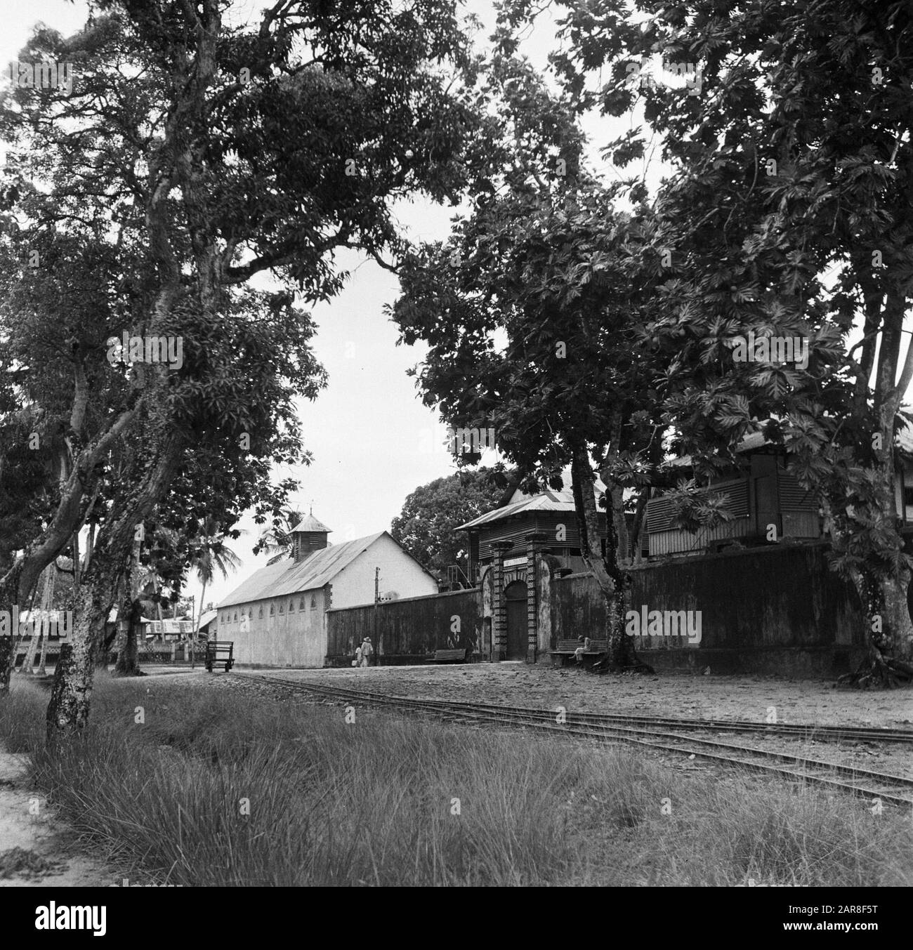 Voyage au Suriname et aux Antilles néerlandaises ligne ferroviaire le long de la prison pénale de Saint-Laurent-du-Maronie en Guyane française Date : 1947 lieu : Guyane française, Saint-Laurent-du-Maronie mots clés : prisons, chemins de fer Banque D'Images