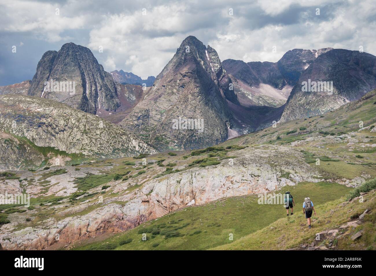 Deux mâles de 20 ans qui font de la randonnée au-dessus de la ligne des arbres dans les montagnes de San Juan vers les pics Arrow et Vestal dans la gamme Grenadier, Weminuche Wilderness, Colorad Banque D'Images