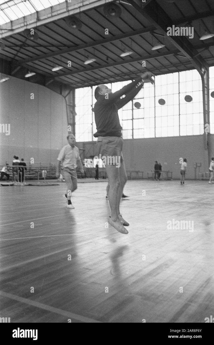 Sport pour tous à Apollohal Amsterdam Alderman Verhey (à gauche) essaie d'enseigner à Alderman Elsenburg les bases du volley-ball/Date: 12 octobre 1968 lieu: Amsterdam, Hollande-Nord mots clés: Aldermen Nom de l'institution: Apollohal Banque D'Images