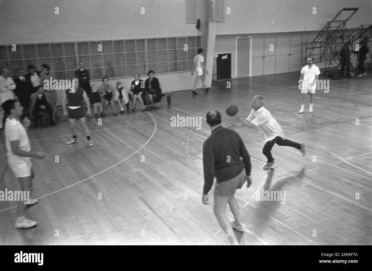 Sport pour tous à Apollohal Amsterdam Alderman Verhey (à gauche) essaie d'enseigner à Alderman Elsenburg les bases du volley-ball/Date: 12 octobre 1968 lieu: Amsterdam, Hollande-Nord mots clés: Aldermen Nom de l'institution: Apollohal Banque D'Images