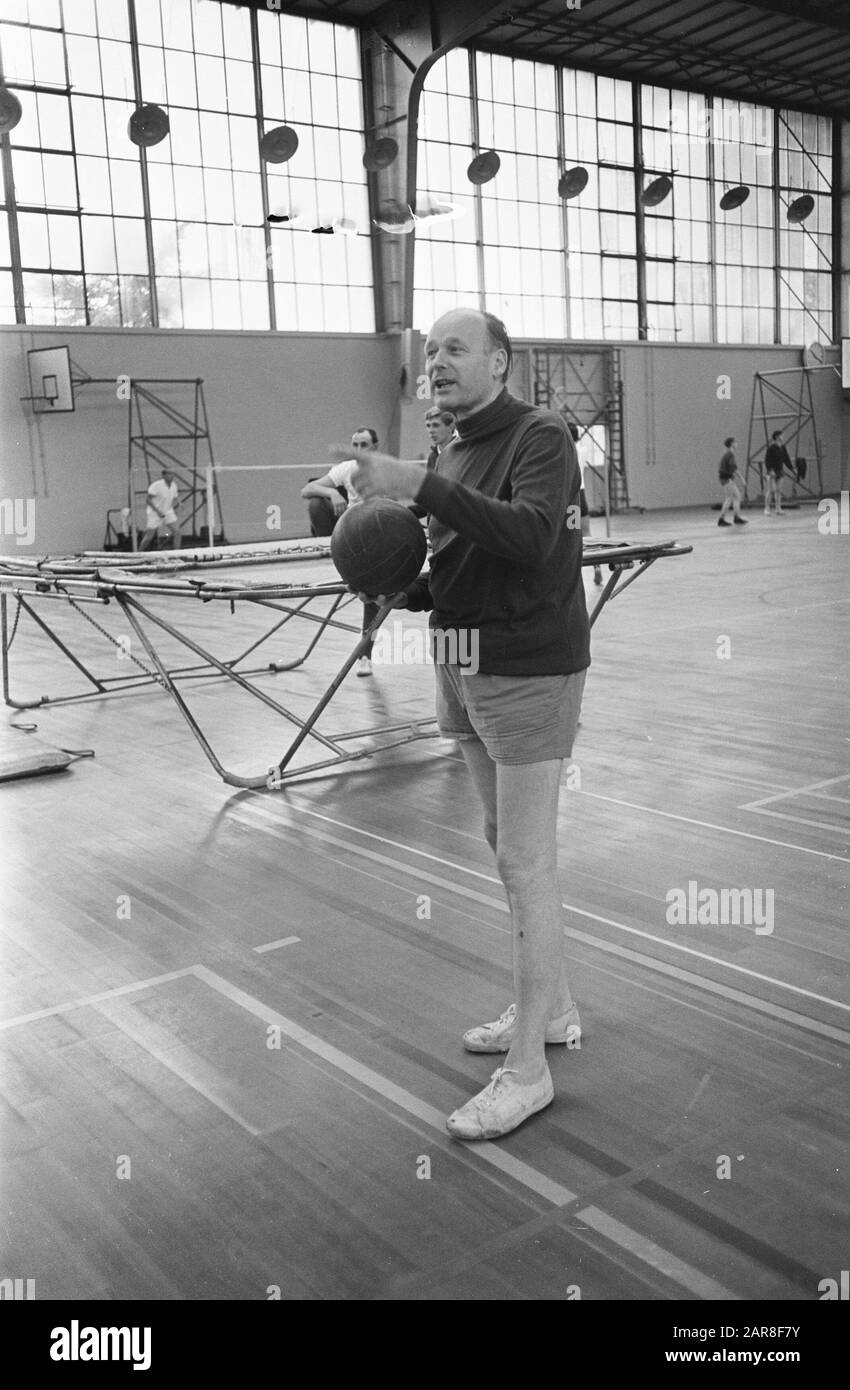 Sport pour tous à Apollohal Amsterdam Alderman Verhey (à gauche) essaie d'enseigner à Alderman Elsenburg les bases du volley-ball/Date: 12 octobre 1968 lieu: Amsterdam, Hollande-Nord mots clés: Aldermen Nom de l'institution: Apollohal Banque D'Images