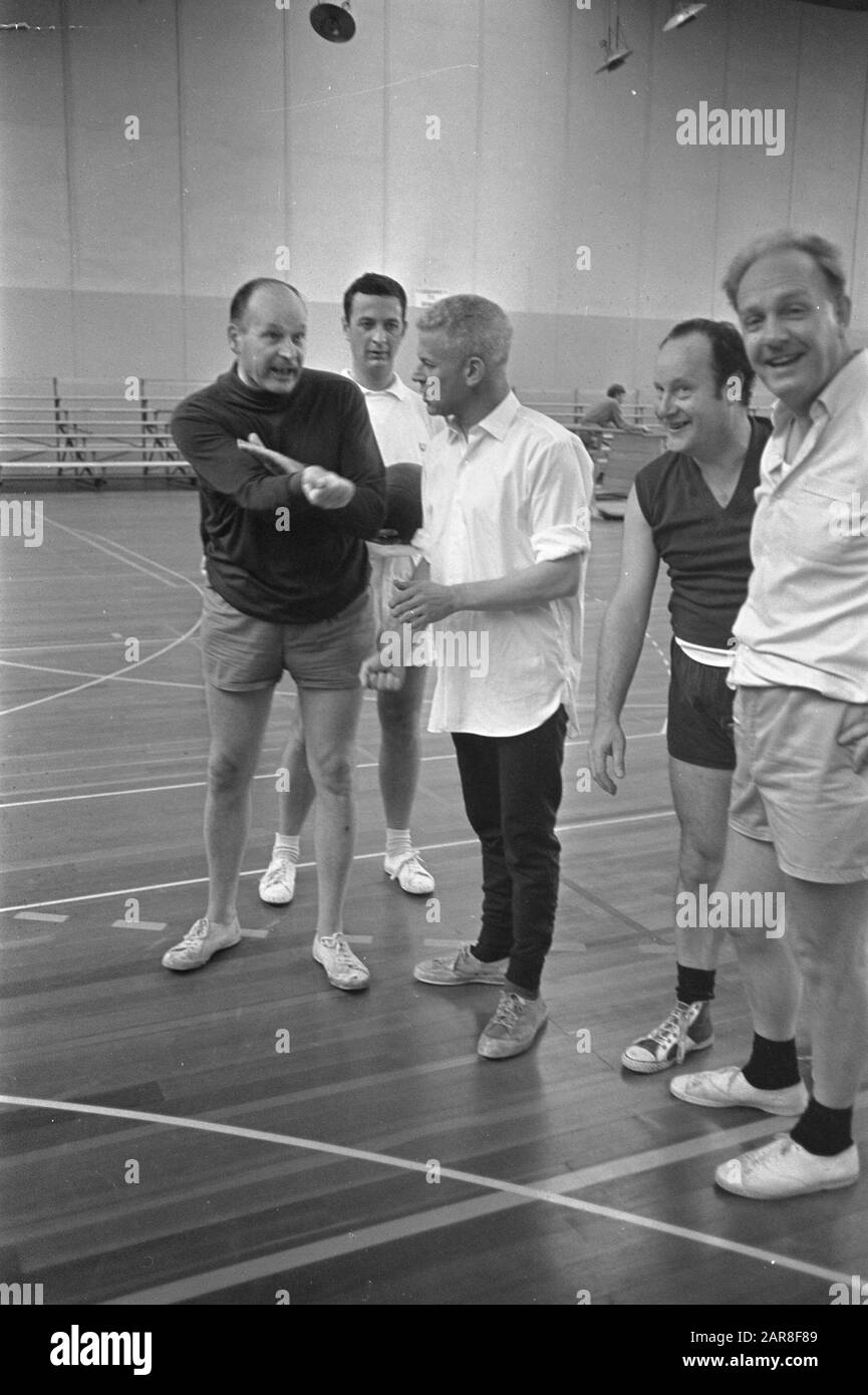Sport pour tous à Apollohal Amsterdam Alderman Verhey (à gauche) essaie d'enseigner à Alderman Elsenburg les bases du volley-ball/Date: 12 octobre 1968 lieu: Amsterdam, Hollande-Nord mots clés: Aldermen Nom de l'institution: Apollohal Banque D'Images