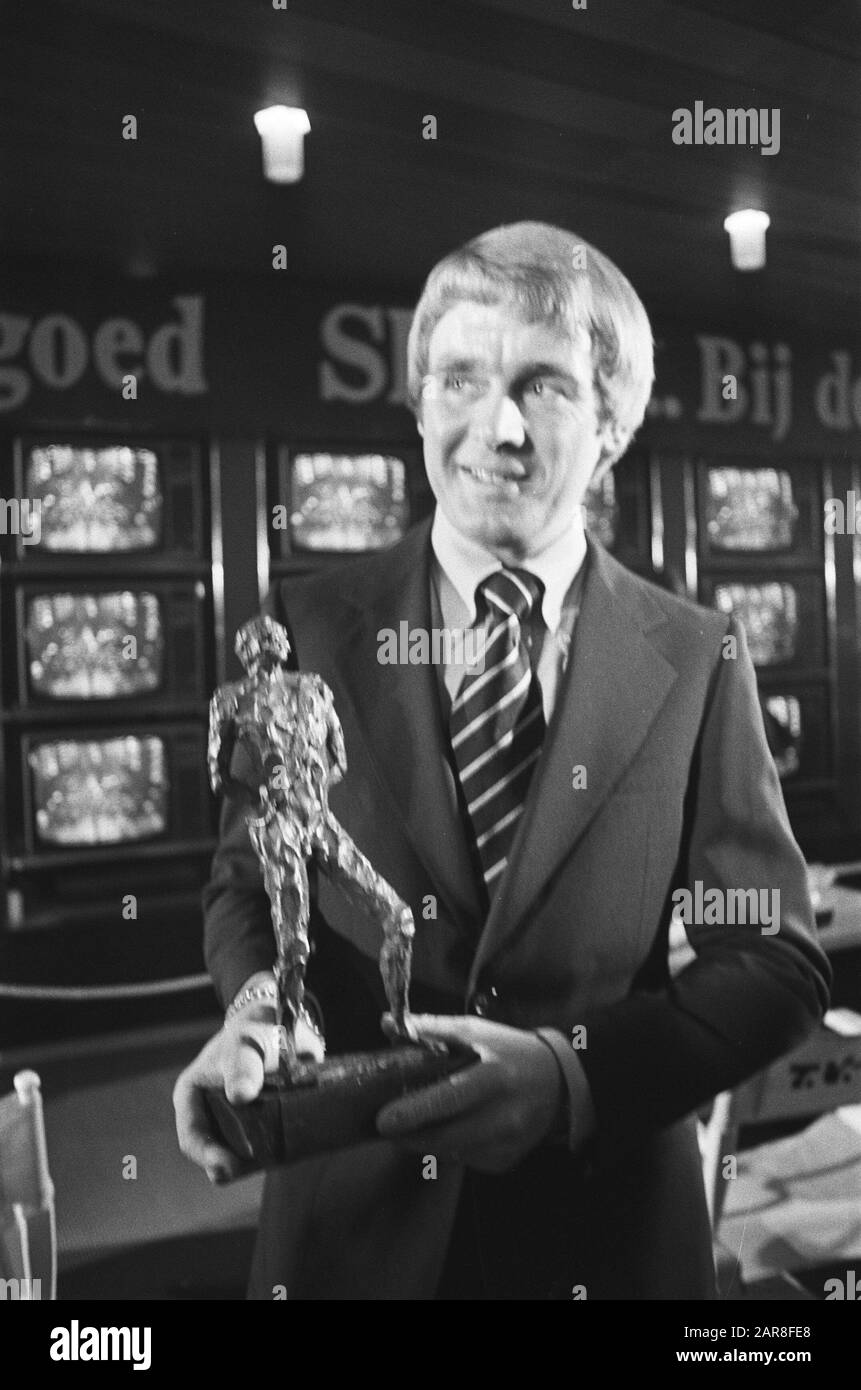 Sportif de l'année 1977 Sportsman de l'année à Amsterdam; Sportsman de l'année Hennie Kuiper avec le trophée Jaap Eden Date: 6 janvier 1978 lieu: Amsterdam, Noord-Holland mots clés: Sport, élections, cyclisme Nom personnel: Kuiper, Hennie Banque D'Images