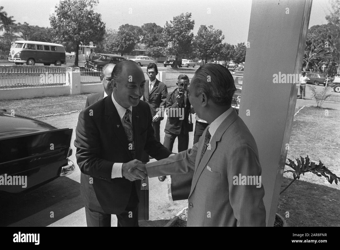 Visite d'État HM et Prince Bernhard en Indonésie, Ministre des affaires étrangères Schmelzer avec Ministre Malik au Ministère des affaires étrangères Date : 28 août 1971 lieu : Indonésie mots clés : Ministres, visites d'État Nom personnel : Bernhard, prince Banque D'Images