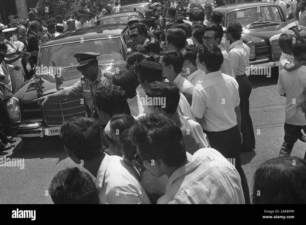 Visite d'État HM et Prince Bernhard en Indonésie, le gouverneur Sadikin de Jakarta offre des cadeaux HM et Prince Bernhard à ce jour: 28 août 1971 lieu: Indonésie, Indonésie, Jakarta mots clés: Queens, visite d'État Nom personnel: Bernhard, prince Banque D'Images