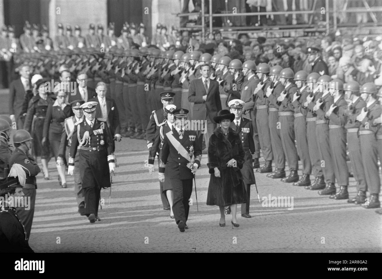 Visite d'État couple royal suédois aux Pays-Bas visite d'État par le couple royal suédois aux Pays-Bas; avant la mise en place de la couronne au Monument national sur l'inspection du barrage par la Garde d'honneur Date : 25 octobre 1976 lieu : Amsterdam, Noord-Holland mots clés : couples royaux, couronnes, visites d'État Nom personnel : Carl Gustaf (roi Suède), Sylvia (reine Suède) Nom de l'institution : Monument national Banque D'Images